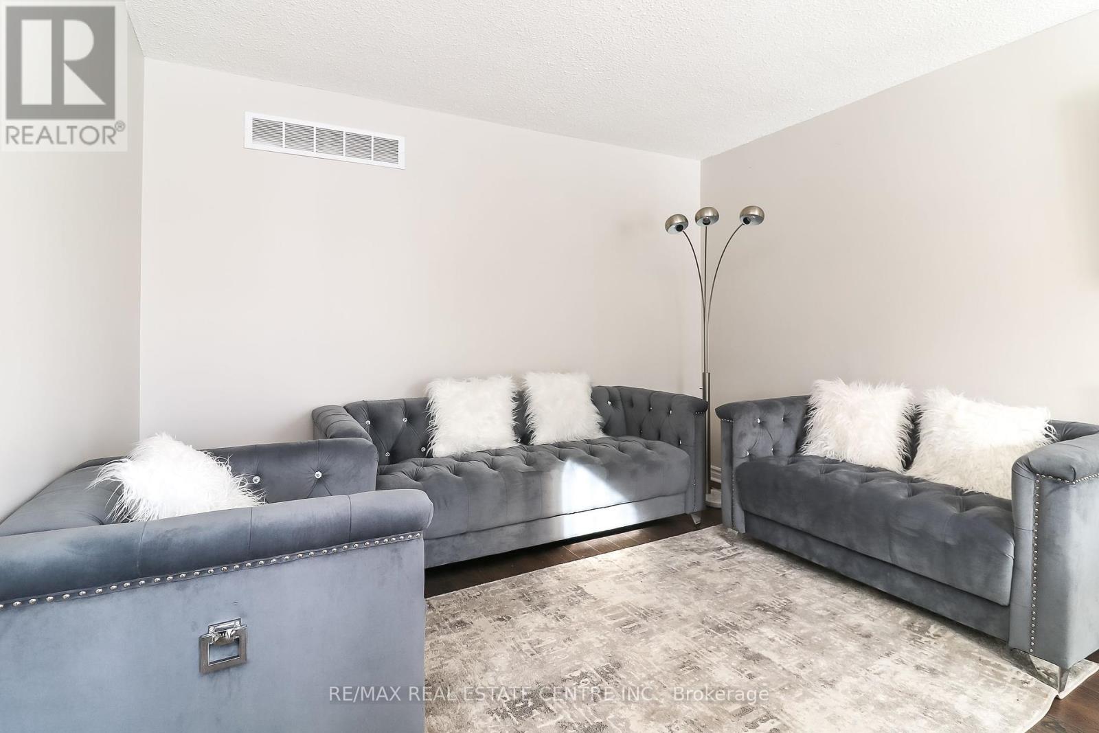 22 Meadowlark Road, Barrie, Ontario  L4M 6C8 - Photo 8 - S12182276