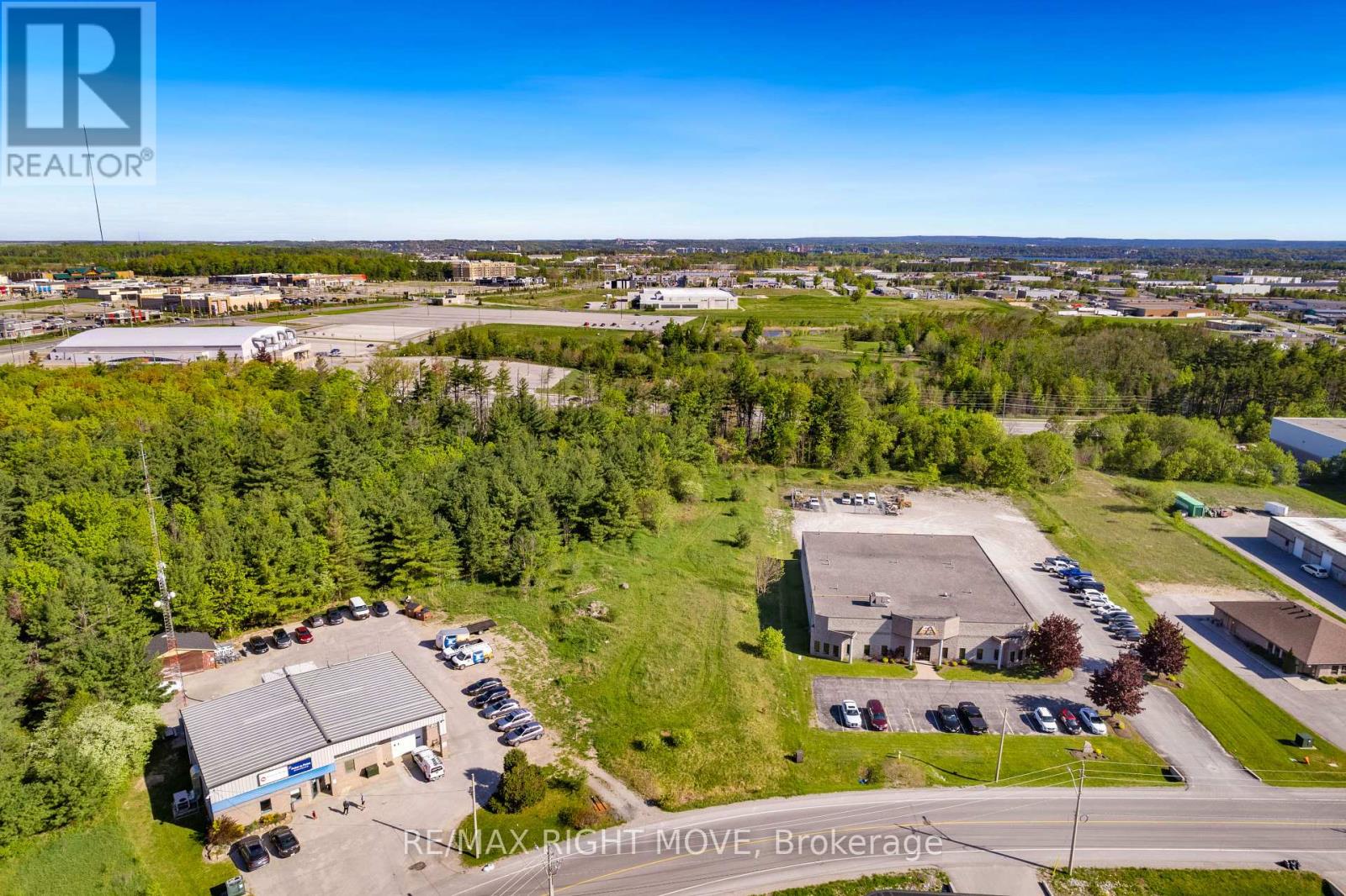 44 Hooper Road, Barrie, Ontario  L4N 8Z9 - Photo 4 - S12183671