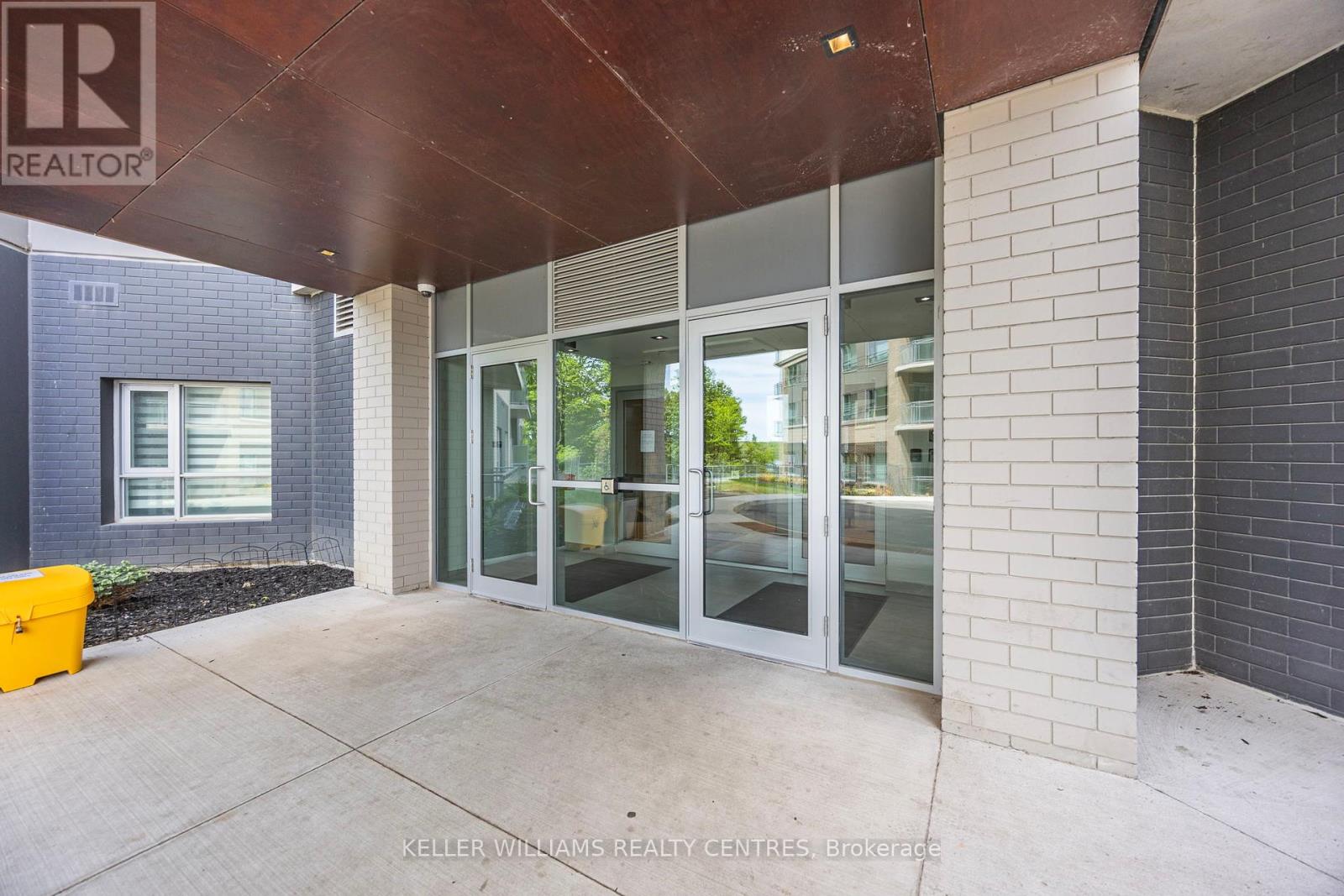 303 - 58 Lakeside Terrace, Barrie, Ontario  L4M 7B9 - Photo 2 - S12183719