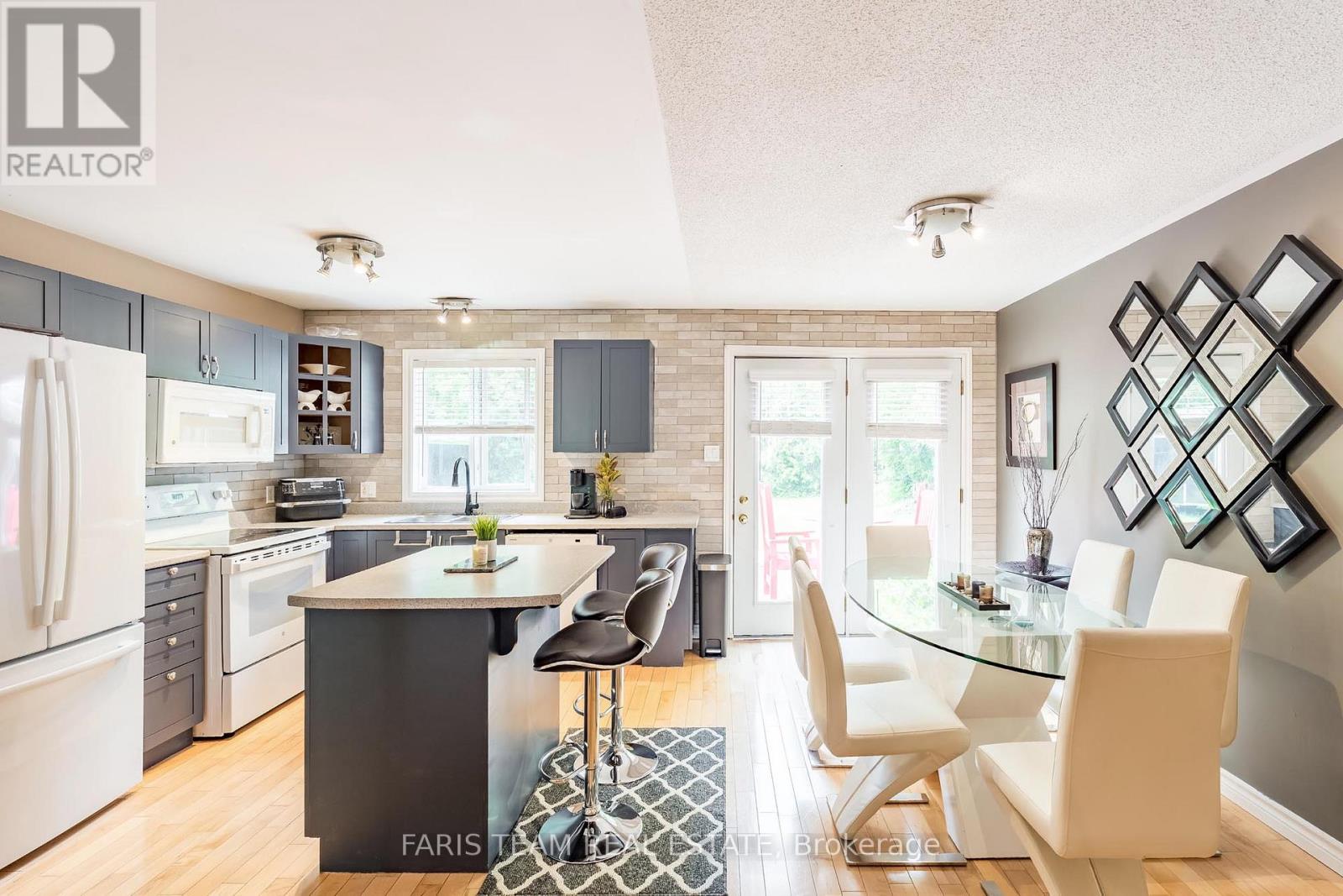 85 Fulsom Crescent, Kawartha Lakes, Ontario  L3V 6H5 - Photo 3 - X12183761