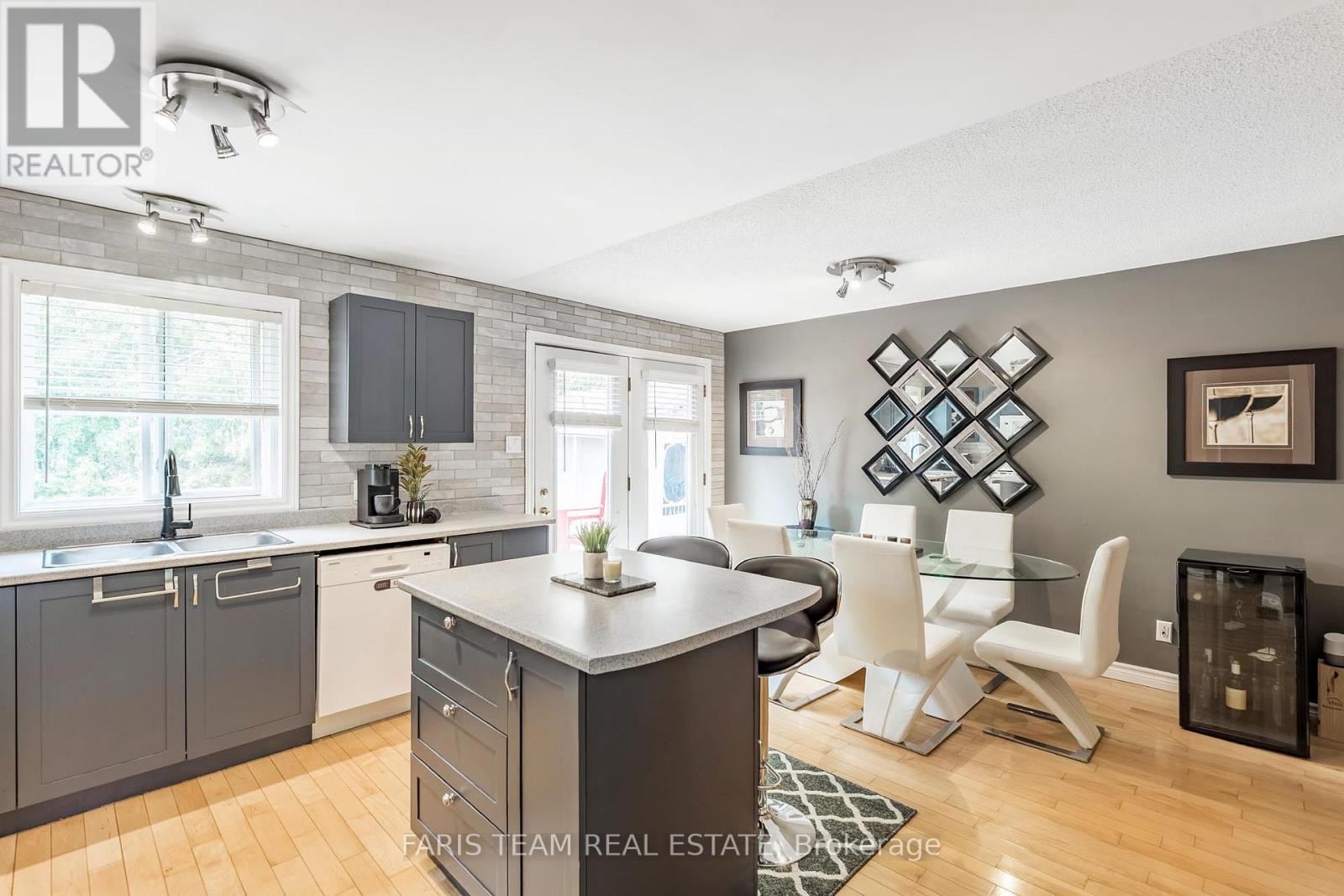 85 Fulsom Crescent, Kawartha Lakes, Ontario  L3V 6H5 - Photo 4 - X12183761