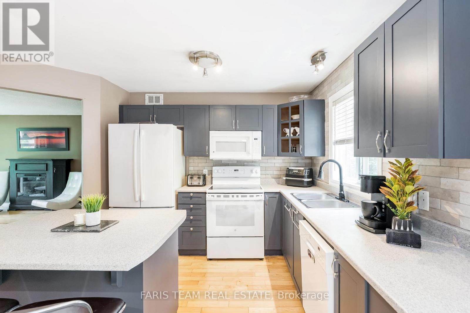 85 Fulsom Crescent, Kawartha Lakes, Ontario  L3V 6H5 - Photo 5 - X12183761