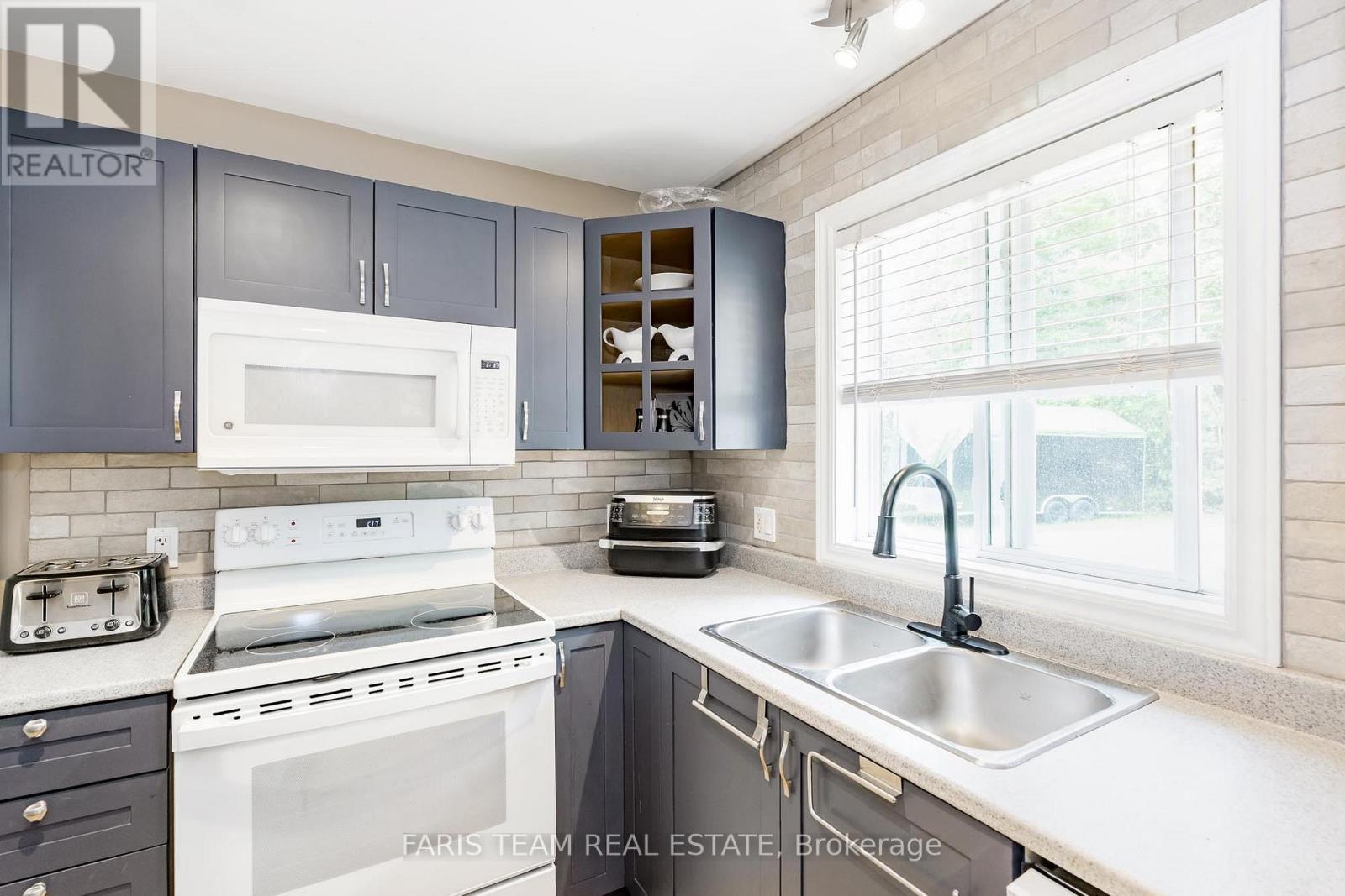 85 Fulsom Crescent, Kawartha Lakes, Ontario  L3V 6H5 - Photo 6 - X12183761