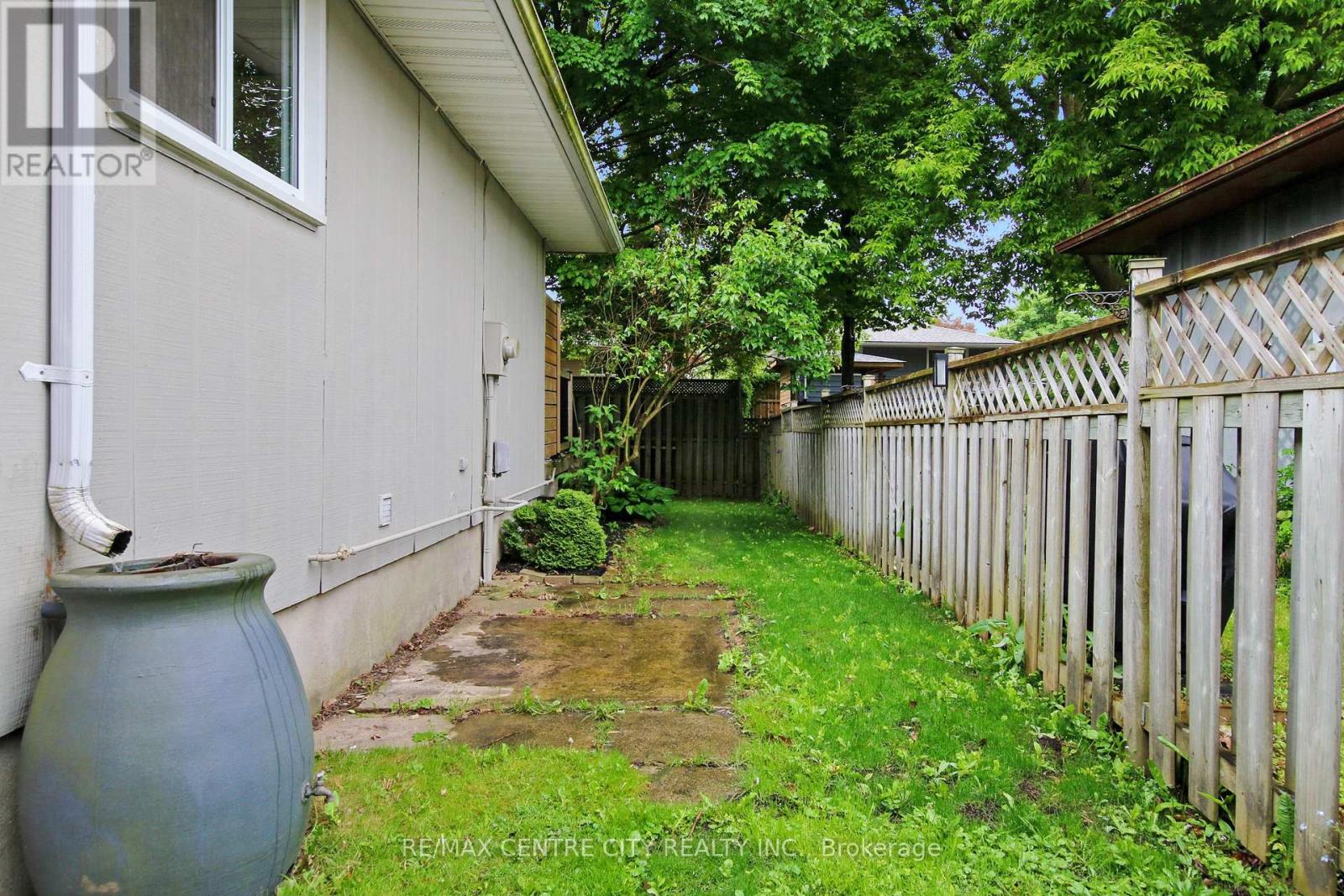 23 Wenlock Crescent, London North, Ontario  N6G 3B5 - Photo 3 - X12183844