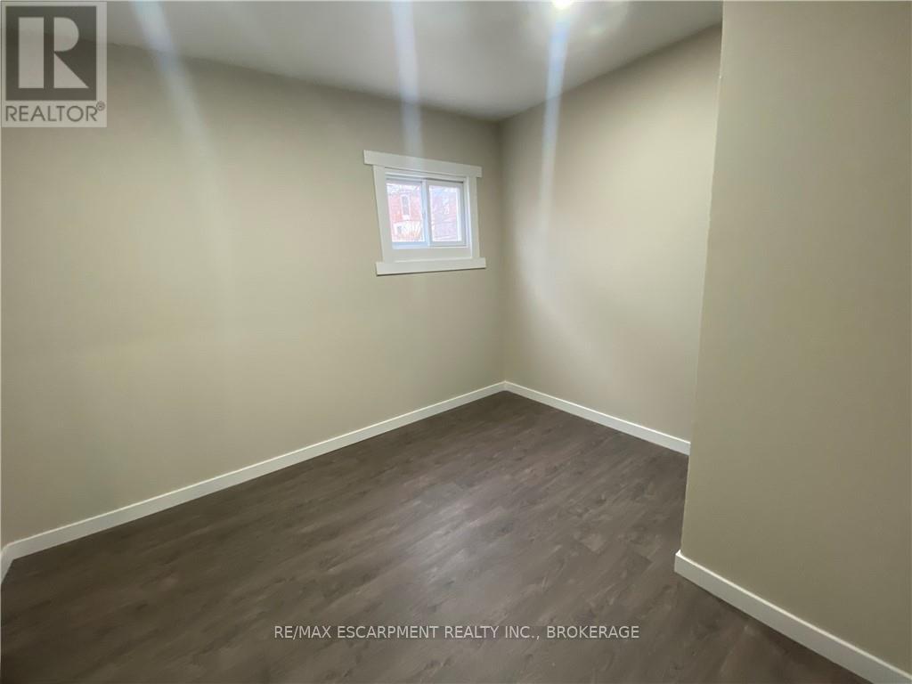 Main - 26 Dacotah Street, St. Catharines, Ontario  L2R 1Z4 - Photo 5 - X12183796