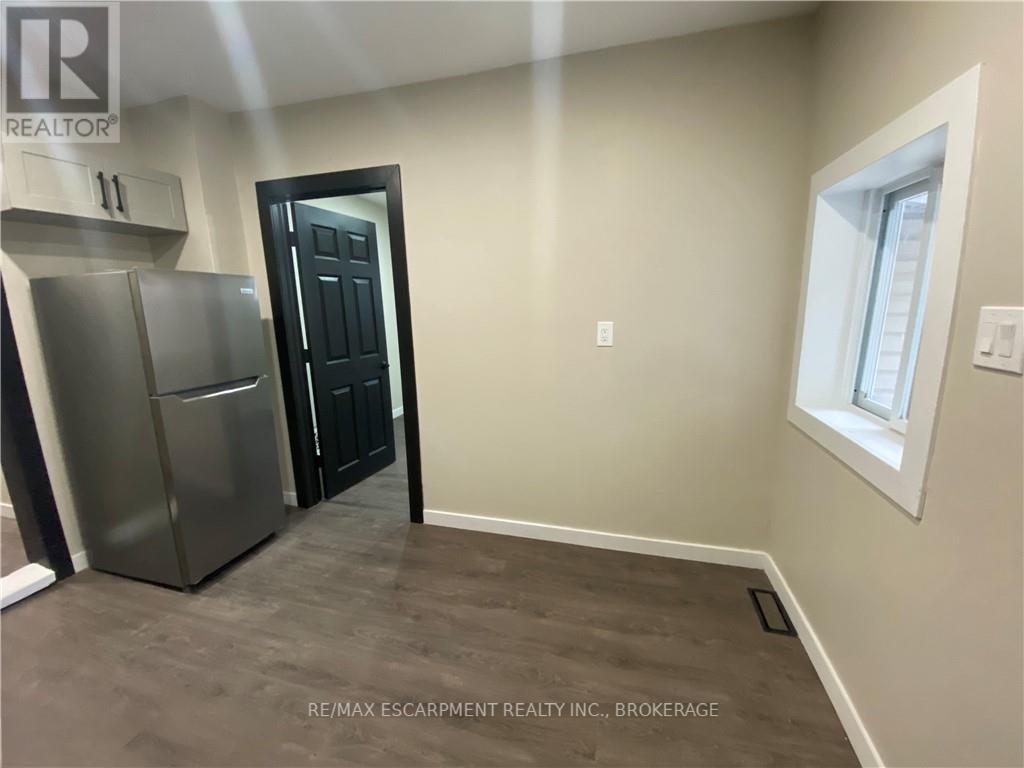 Main - 26 Dacotah Street, St. Catharines, Ontario  L2R 1Z4 - Photo 7 - X12183796