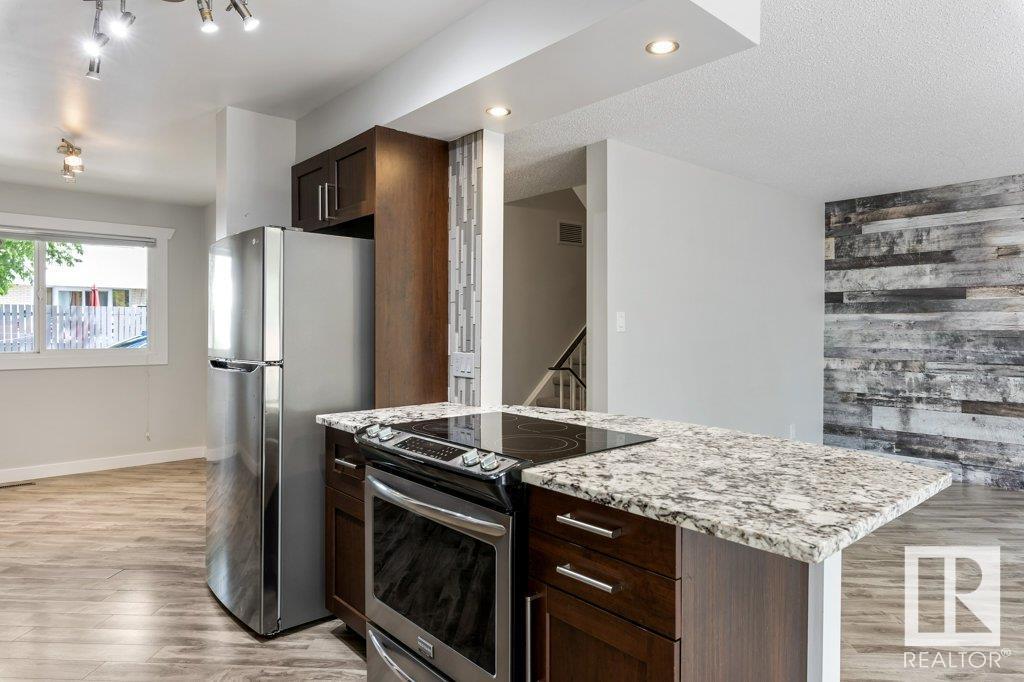 Property at 17 ROYAL RD NW image 4