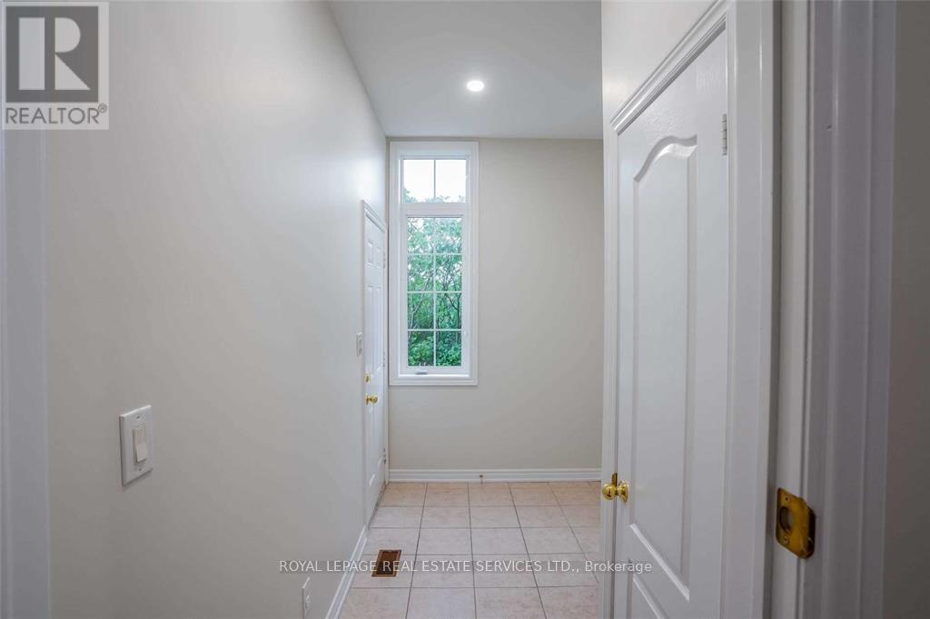 2420 Valleyridge Drive, Oakville (Bc Bronte Creek), Ontario  L6M 5G7 - Photo 12 - W12183824