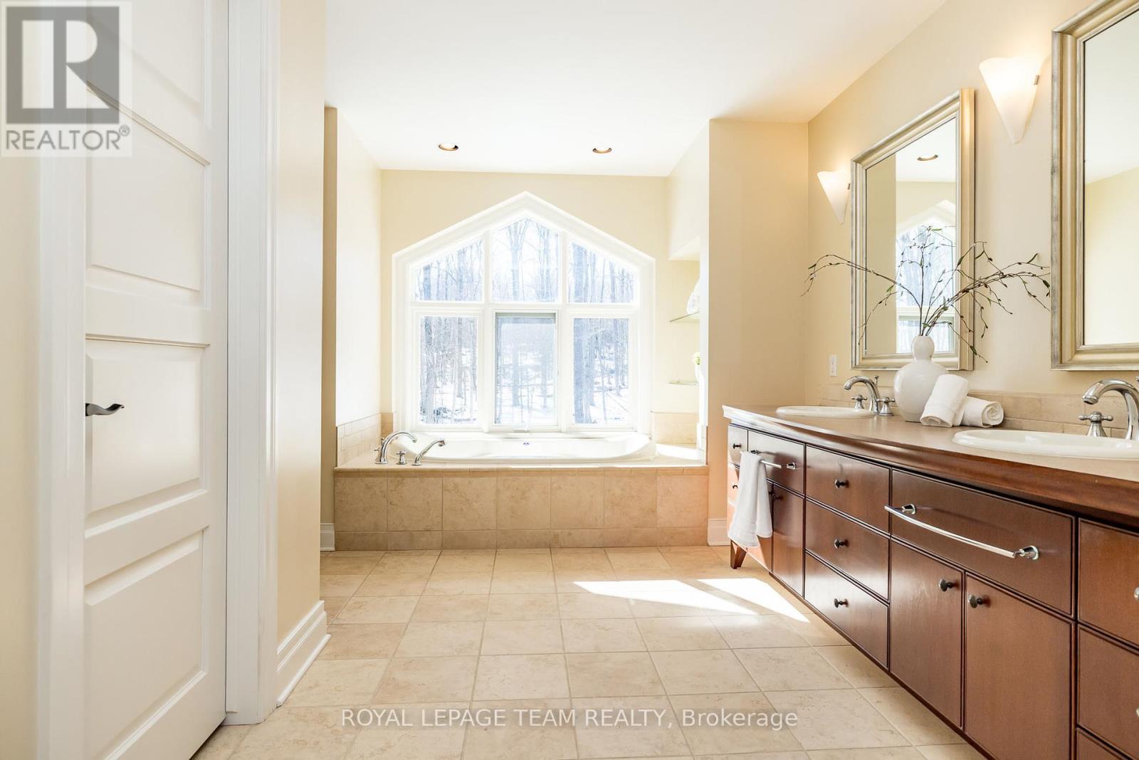28 Marchvale Drive, Ottawa, Ontario  K2W 1C2 - Photo 29 - X12059978