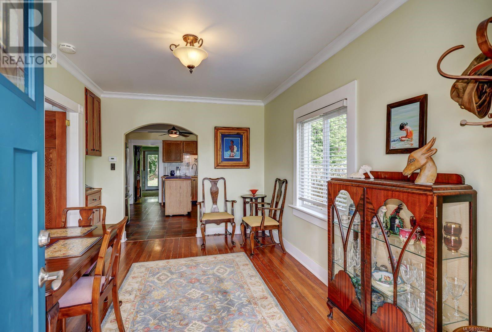 Property at 638 Victoria Rd image 4
