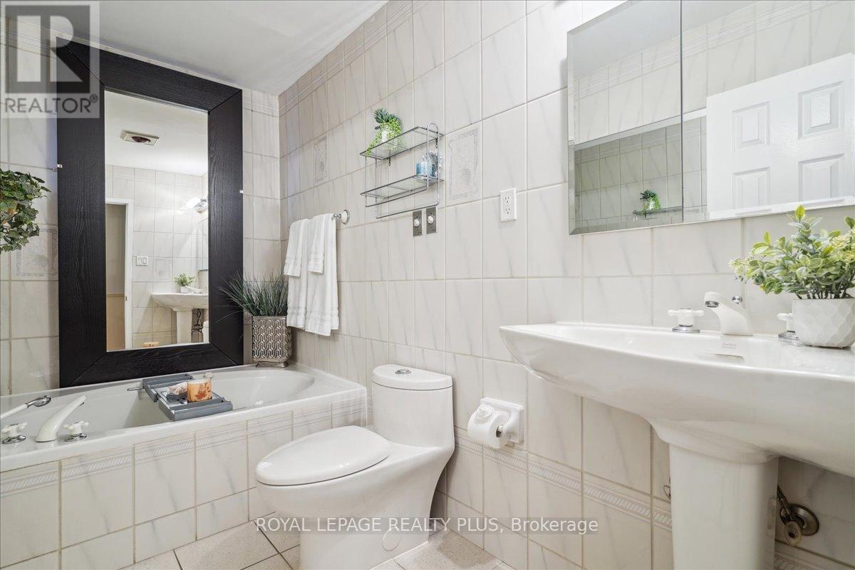 2409 Speyside Drive, Mississauga, Ontario  L5K 1X5 - Photo 18 - W12117815