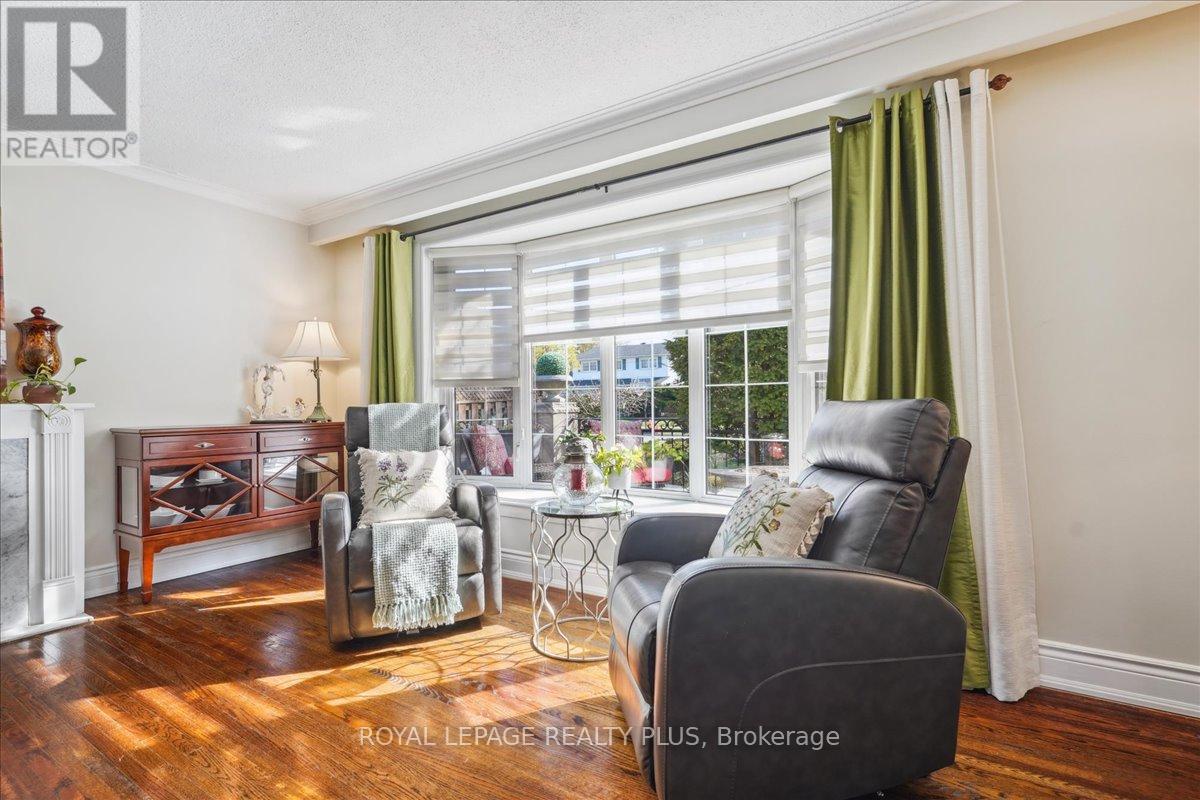 2409 Speyside Drive, Mississauga, Ontario  L5K 1X5 - Photo 6 - W12117815