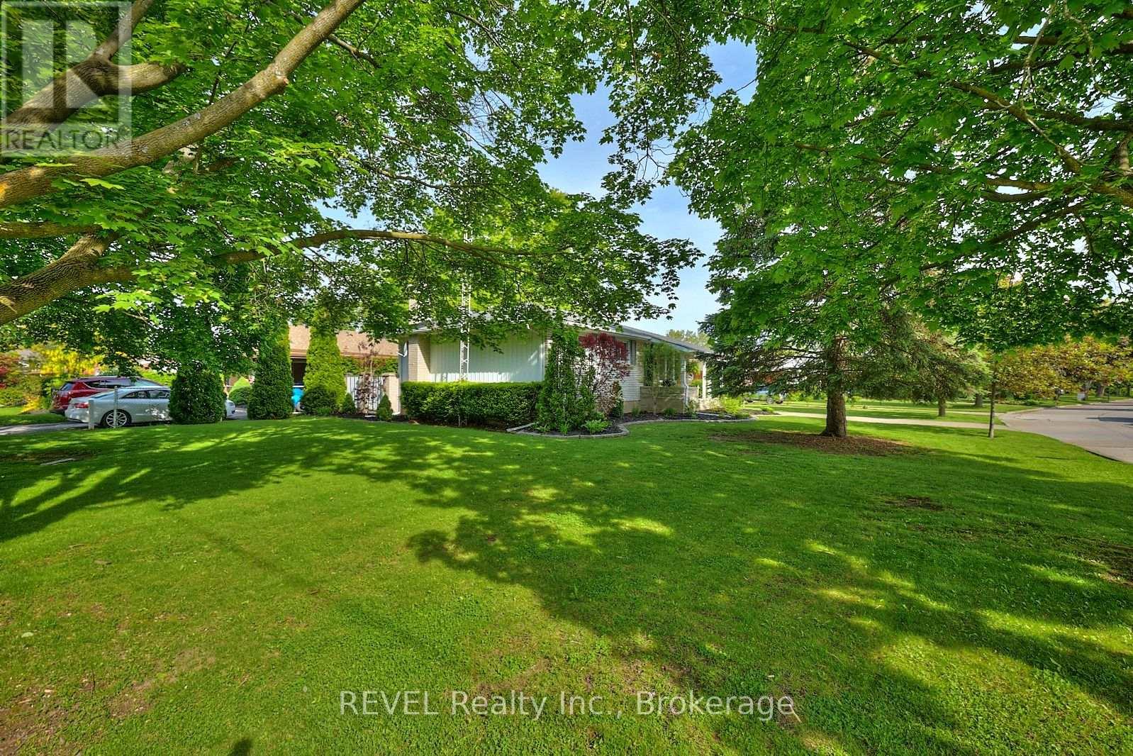 12 Ridley Heights Drive, St. Catharines, Ontario  L2S 2J2 - Photo 3 - X12183989