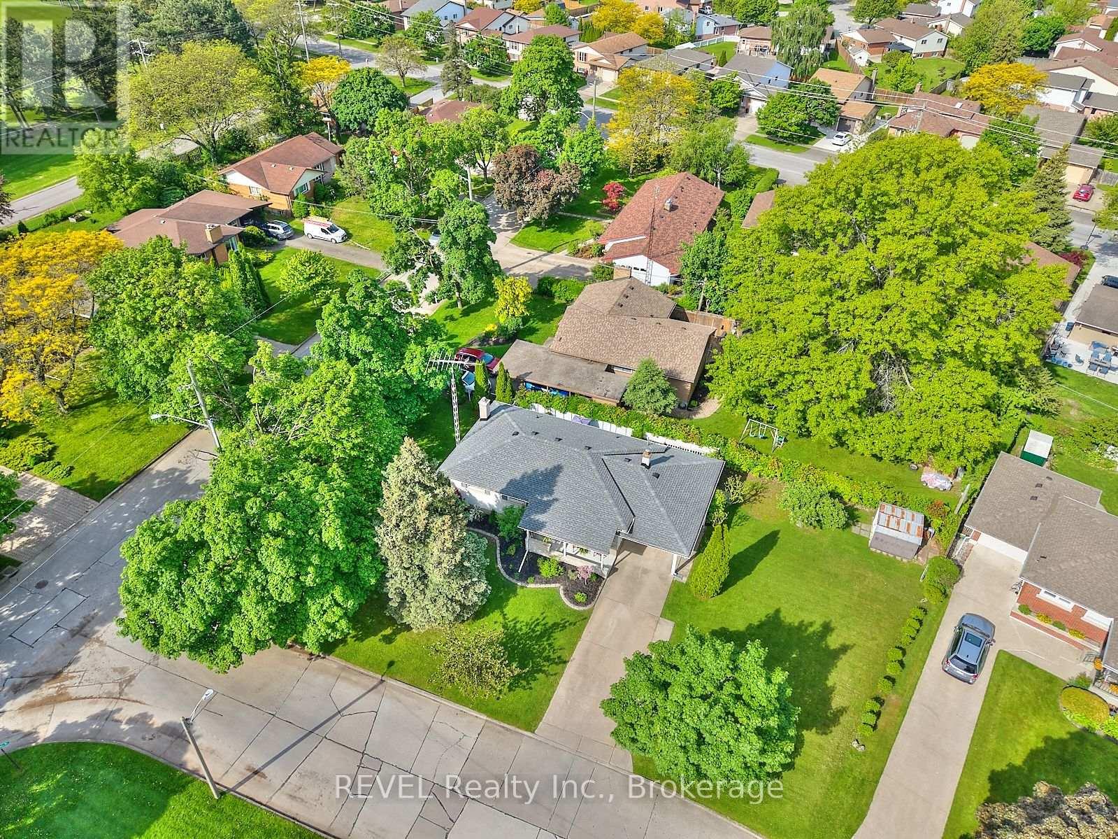 12 Ridley Heights Drive, St. Catharines, Ontario  L2S 2J2 - Photo 4 - X12183989