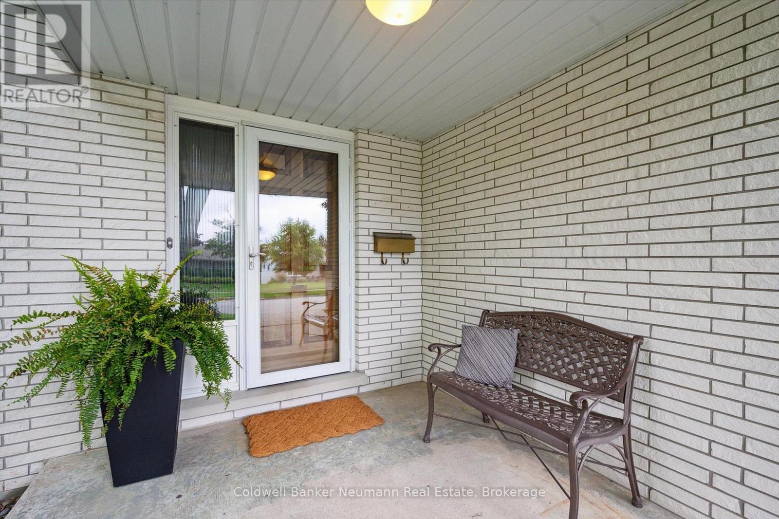 40 Keats Crescent, Guelph, Ontario  N1G 3B2 - Photo 4 - X12183910