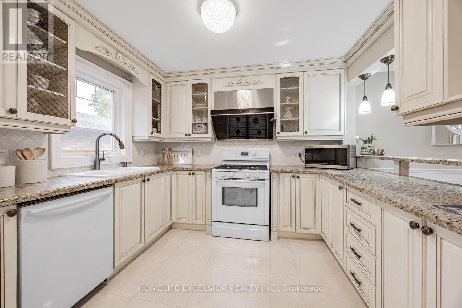 32 Mossgrove Trail, Toronto, Ontario  M2L 2W3 - Photo 17 - C12183891