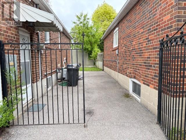 Bsmt - 307 Glebemount ( Bsmt ) Avenue, Toronto, Ontario  M4C 3V4 - Photo 2 - E12184075
