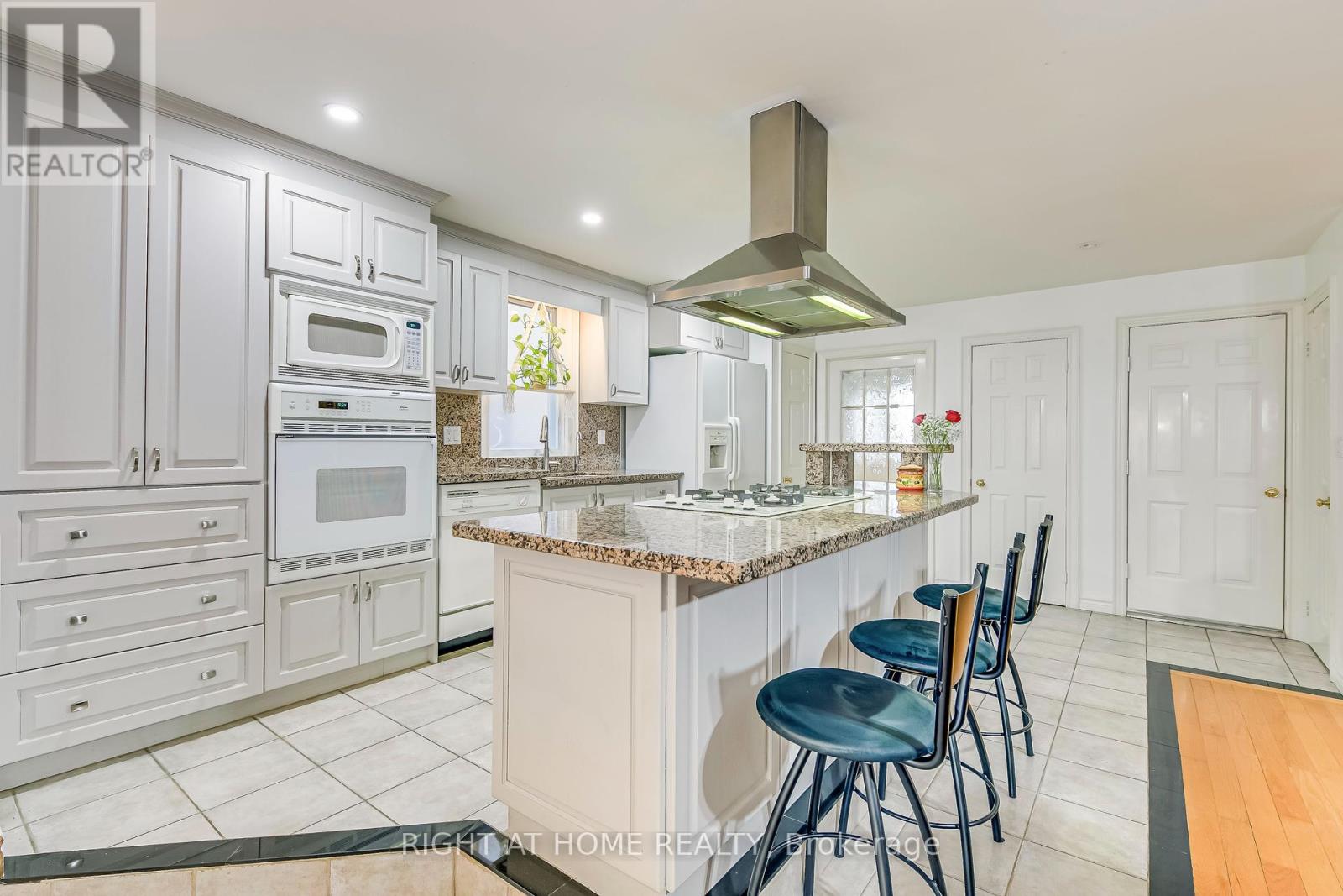 Property at 963 HAMPTON CRESCENT S image 5