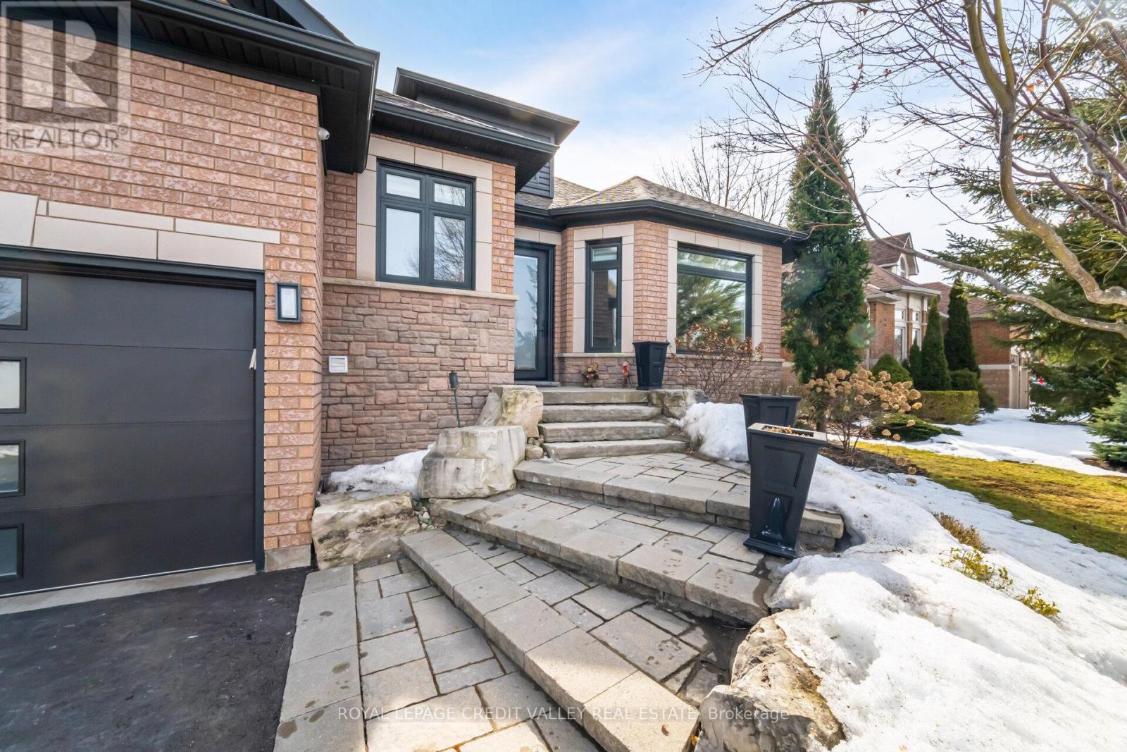 32 Pinebrook Circle, Caledon, Ontario  L7C 1C4 - Photo 2 - W12183897