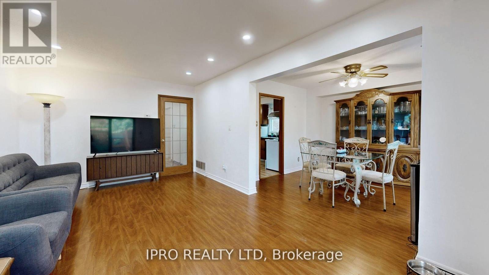 32 Dafoe Crescent, Brampton, Ontario  L6Y 2L2 - Photo 9 - W12183908
