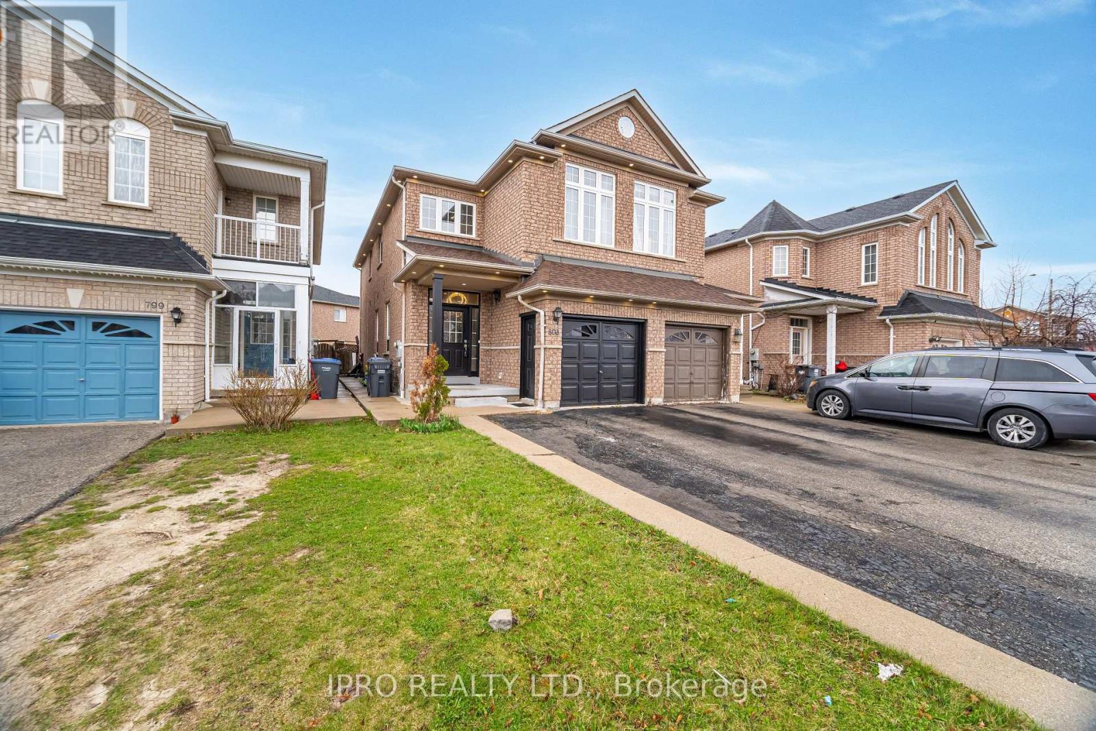 Upper - 803 Khan Crescent, Mississauga, Ontario  L5V 2R2 - Photo 4 - W12184015