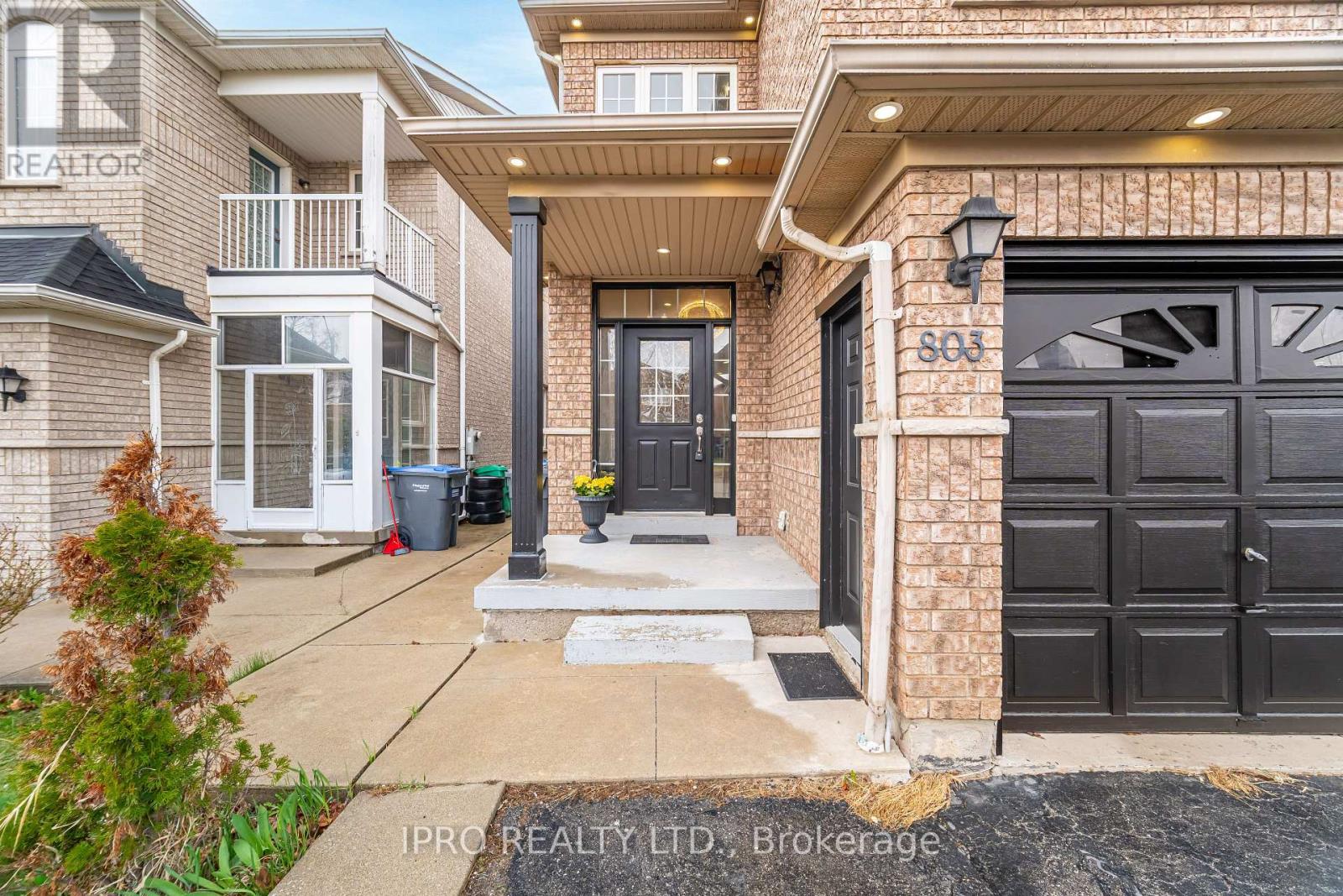 Upper - 803 Khan Crescent, Mississauga, Ontario  L5V 2R2 - Photo 5 - W12184015