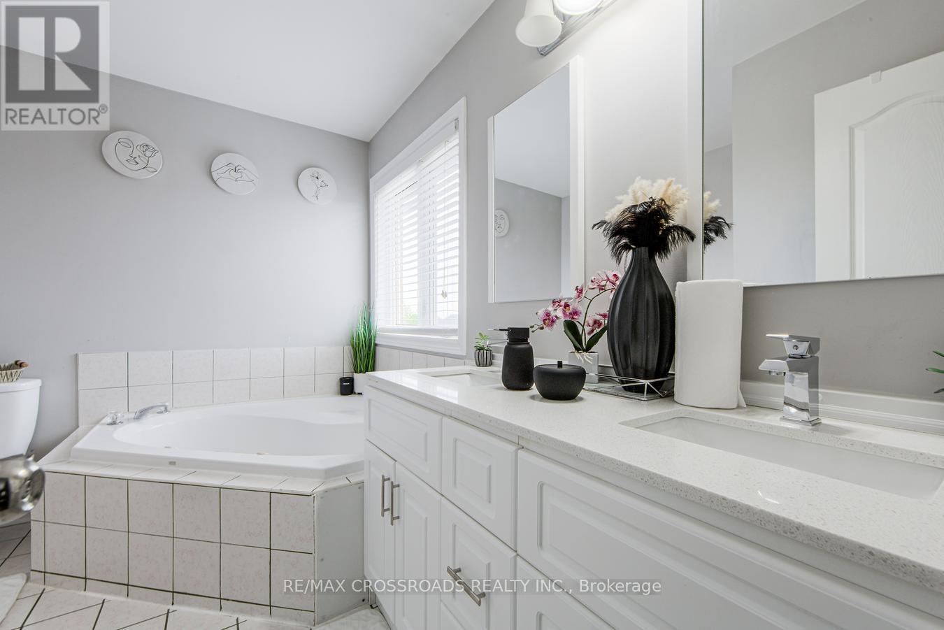 34 Narrow Valley Crescent, Brampton (Sandringham-Wellington), Ontario  L6R 2M6 - Photo 26 - W12184050