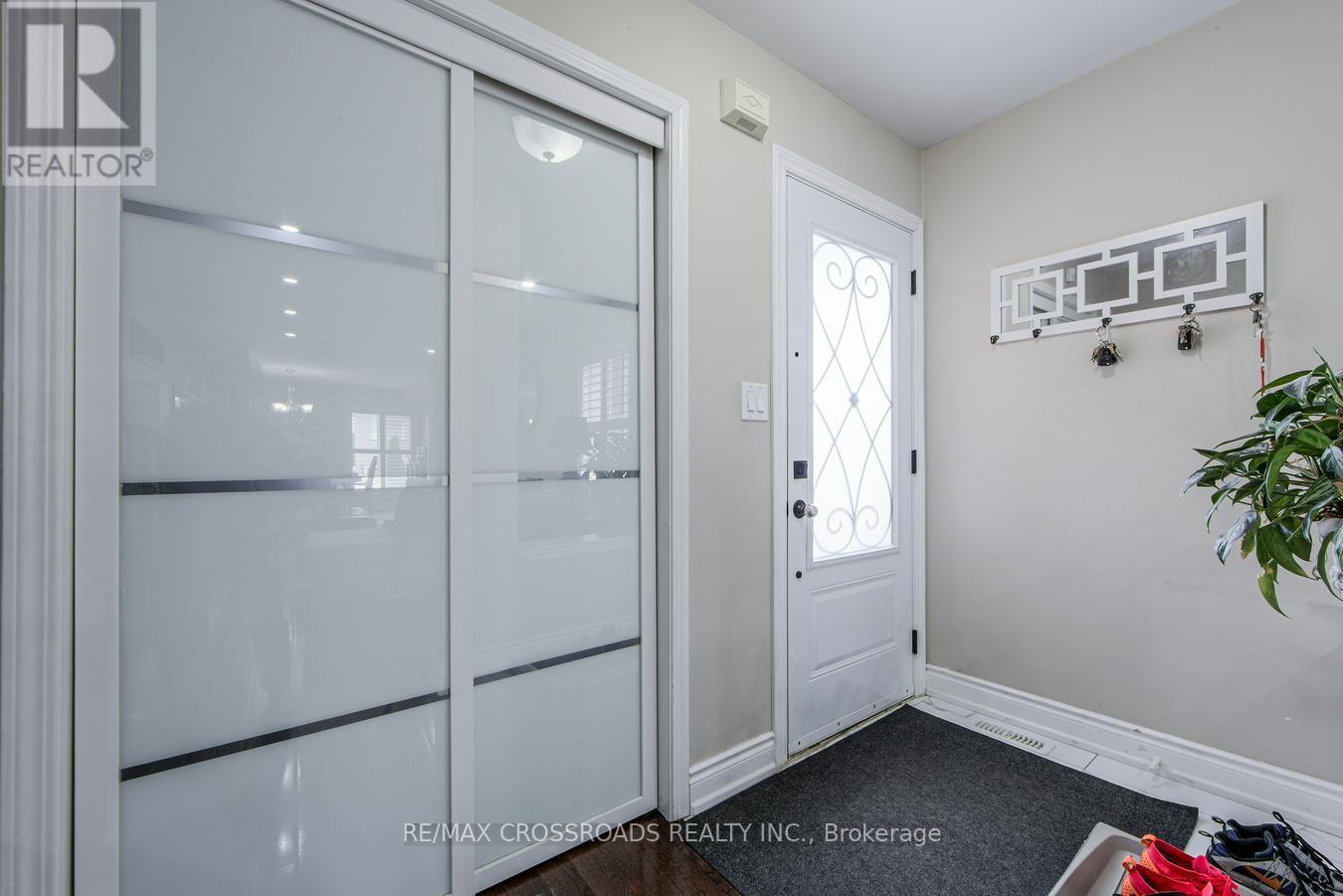 34 Narrow Valley Crescent, Brampton (Sandringham-Wellington), Ontario  L6R 2M6 - Photo 5 - W12184050