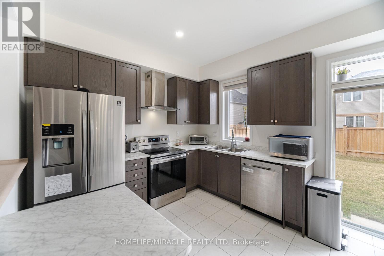 117 Longboat Run W, Brantford, Ontario  N3T 0R8 - Photo 10 - X12183925