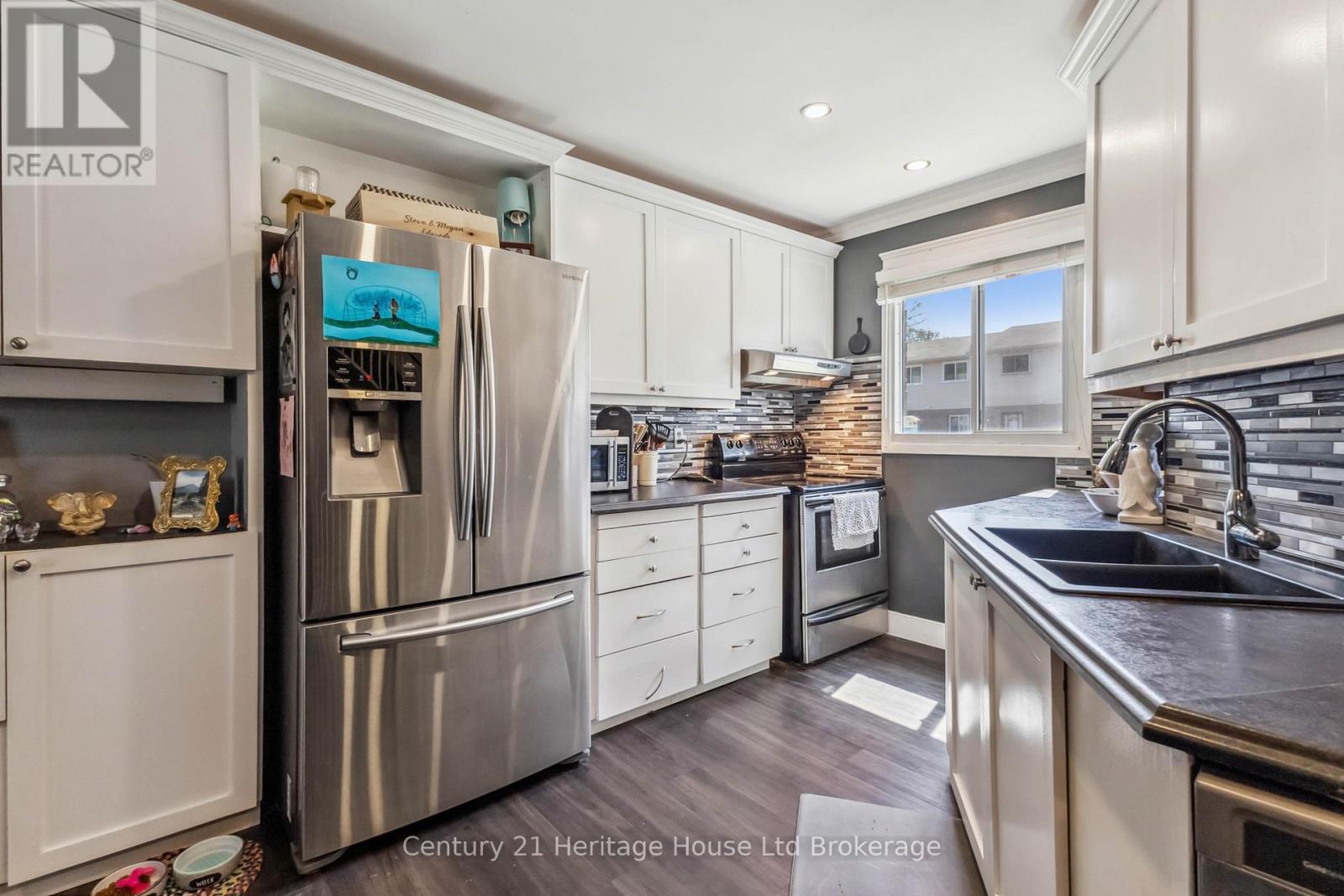 Photo 8 of 26 for 123 - 166 Southdale Road W