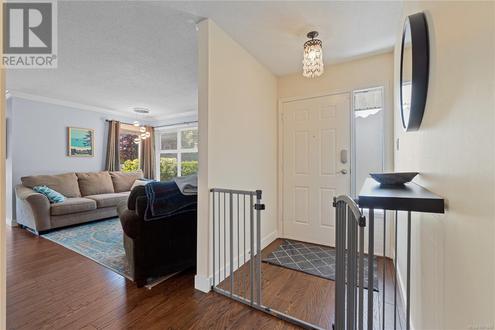 Property at 667 Tamarack Dr image 4