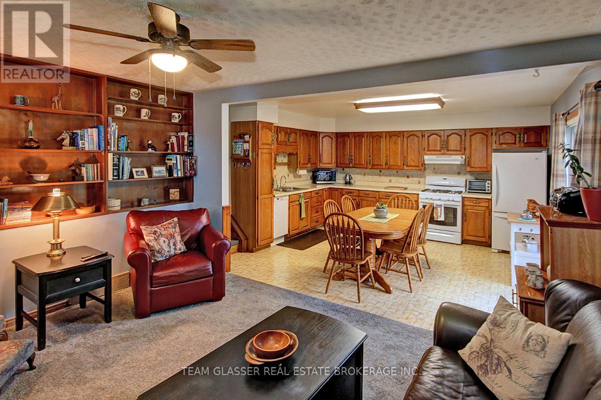 8200 Falconbridge Drive, Strathroy-Caradoc, Ontario  N0L 1W0 - Photo 11 - X12184218
