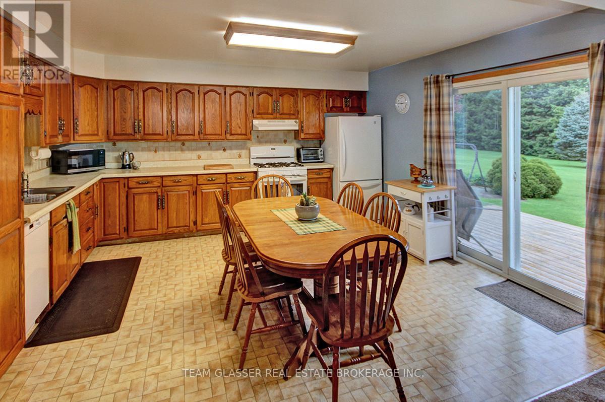 8200 Falconbridge Drive, Strathroy-Caradoc, Ontario  N0L 1W0 - Photo 7 - X12184218
