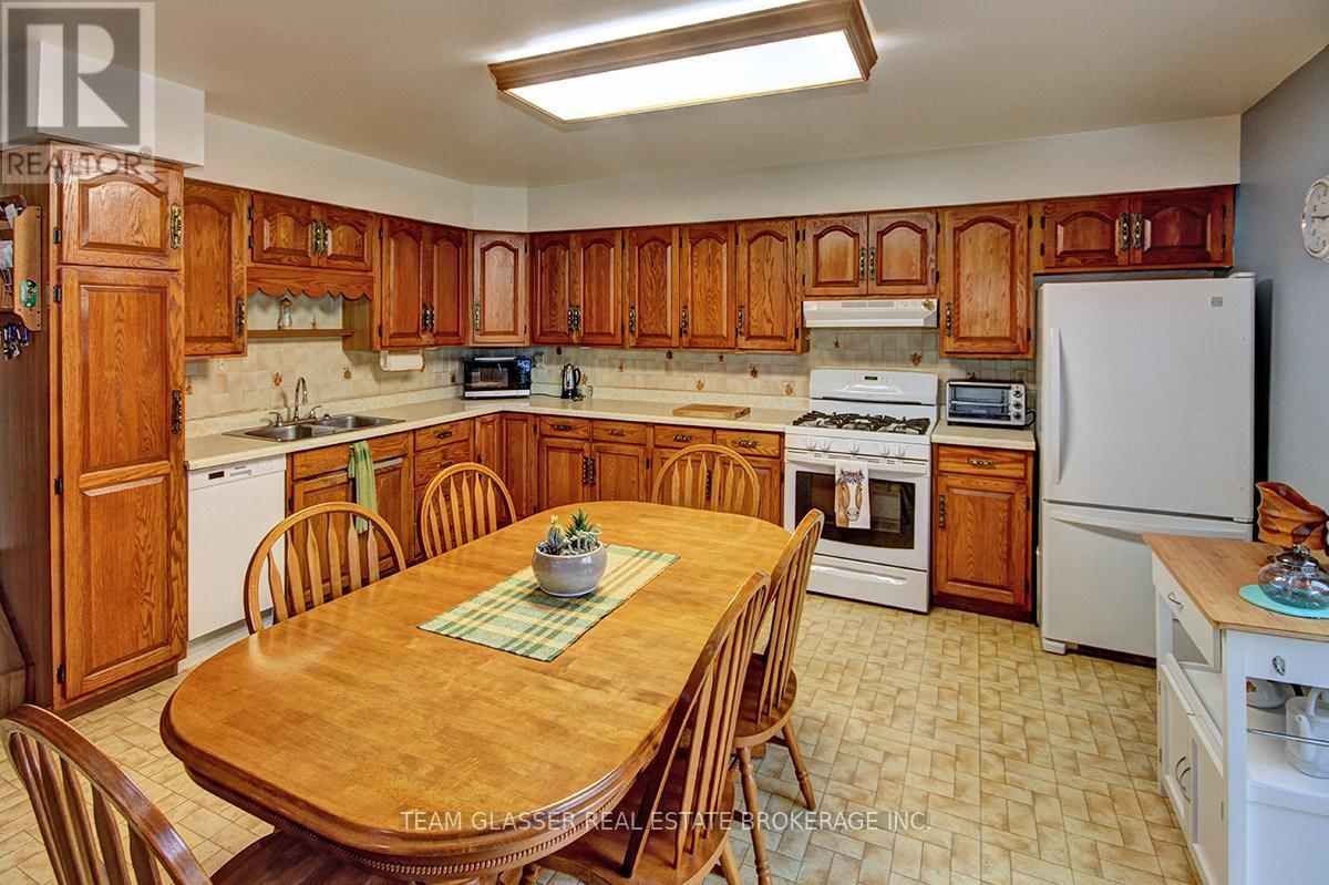 8200 Falconbridge Drive, Strathroy-Caradoc, Ontario  N0L 1W0 - Photo 8 - X12184218