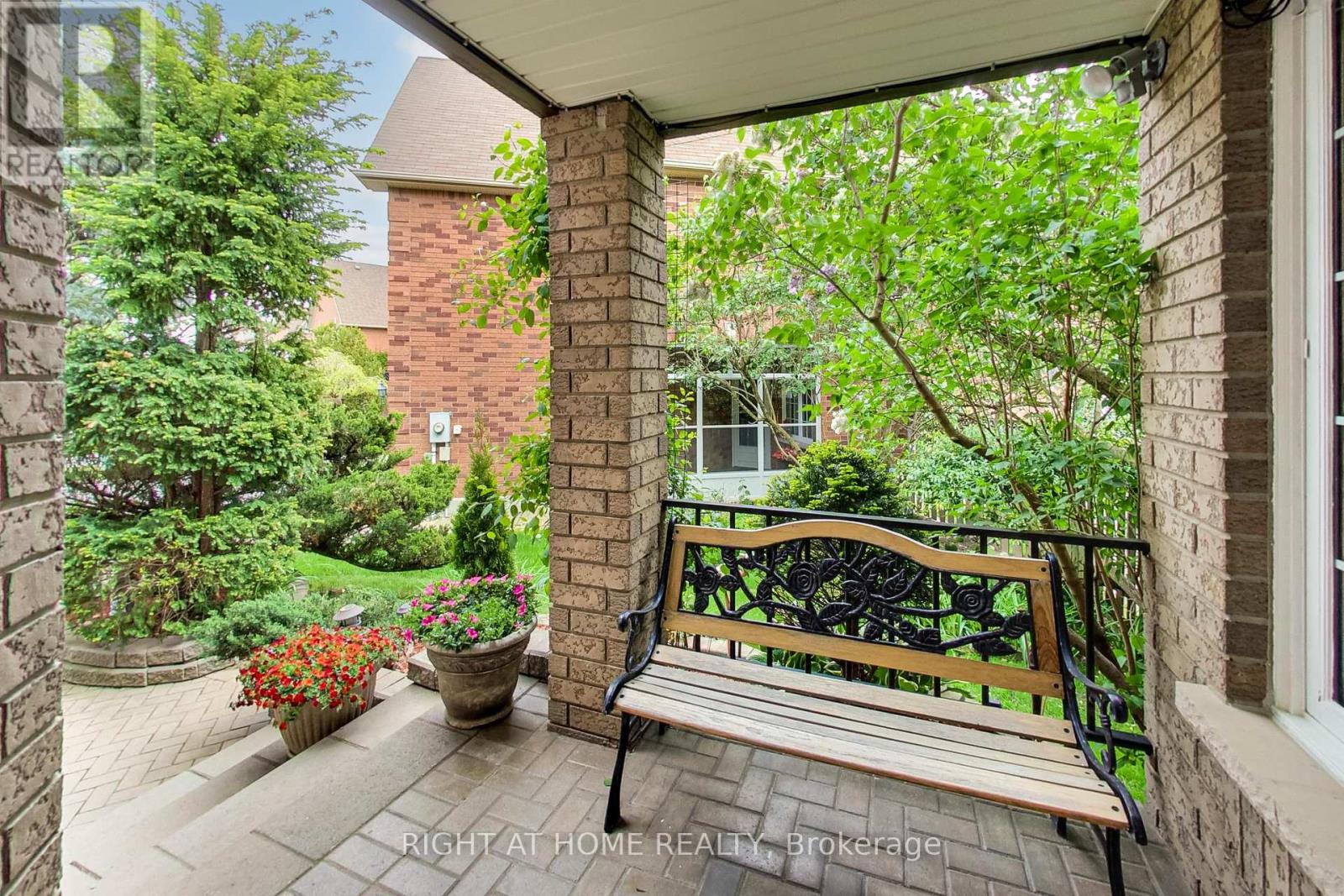 28 Foxtail Ridge, Newmarket (Armitage), Ontario  L3X 1Z6 - Photo 3 - N12184186