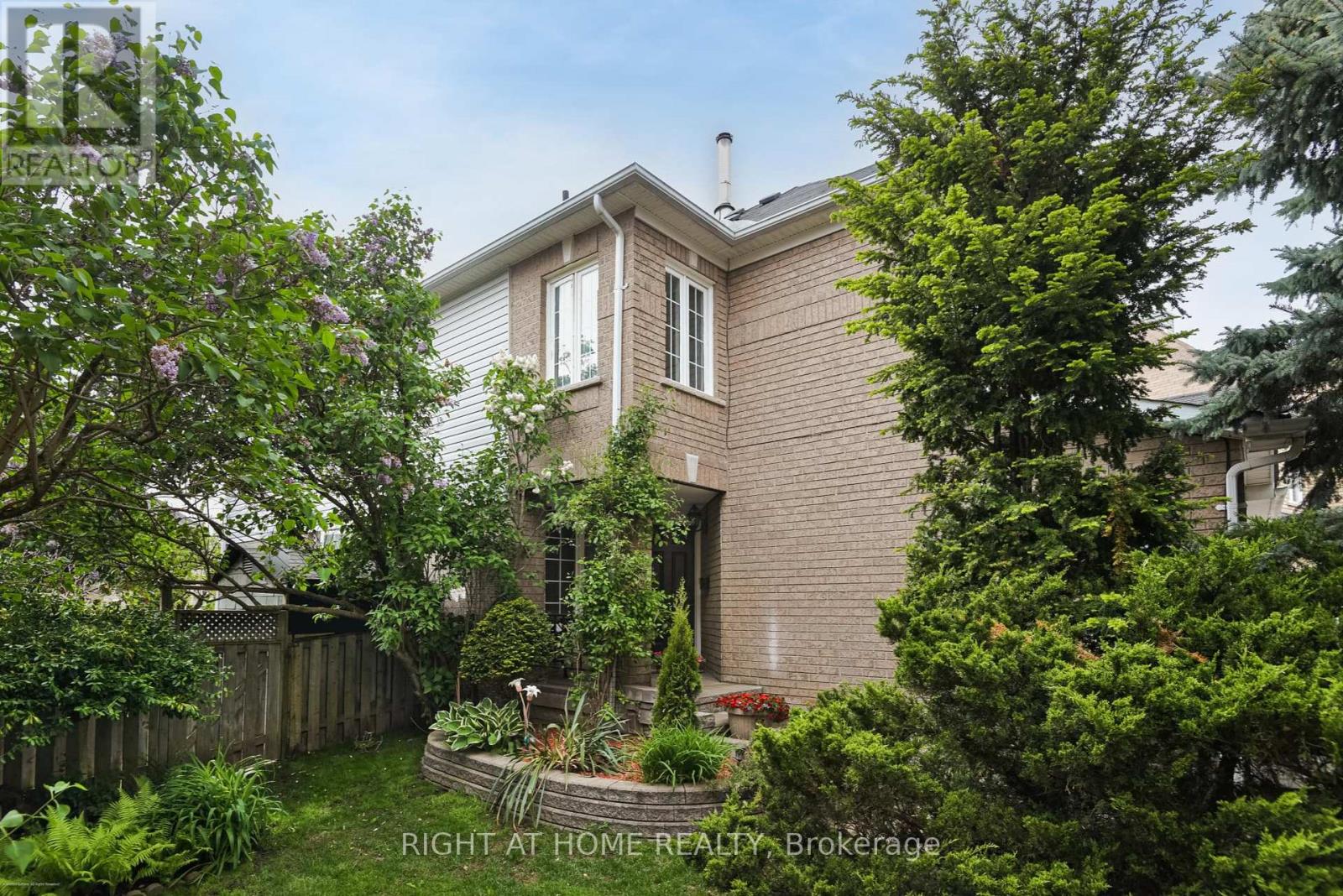 28 Foxtail Ridge, Newmarket (Armitage), Ontario  L3X 1Z6 - Photo 4 - N12184186