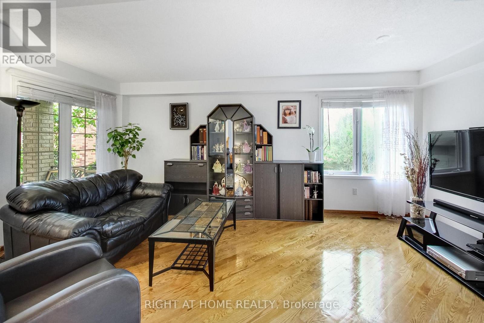 28 Foxtail Ridge, Newmarket (Armitage), Ontario  L3X 1Z6 - Photo 5 - N12184186
