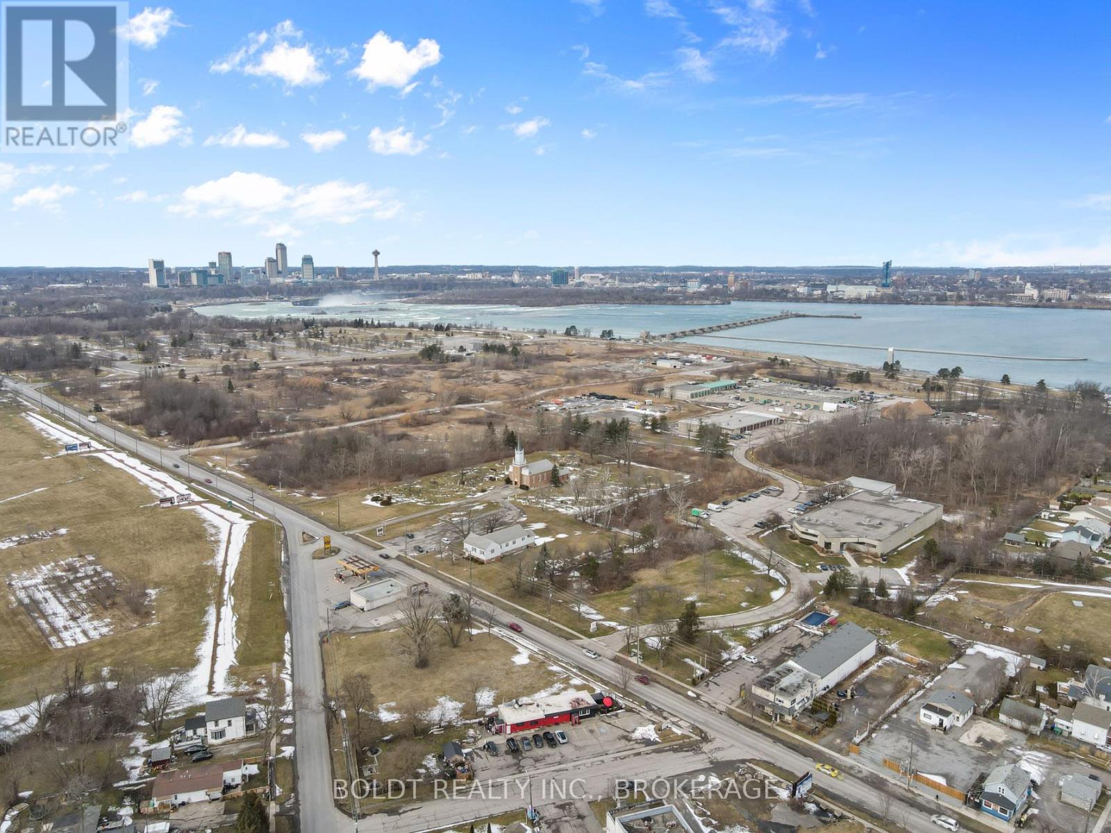 7891 Portage Road, Niagara Falls (Chippawa), Ontario  L2G 5Y7 - Photo 4 - X12184232