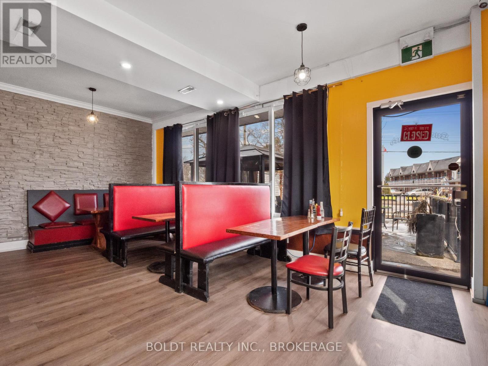 7891 Portage Road, Niagara Falls (Chippawa), Ontario  L2G 5Y7 - Photo 9 - X12184232