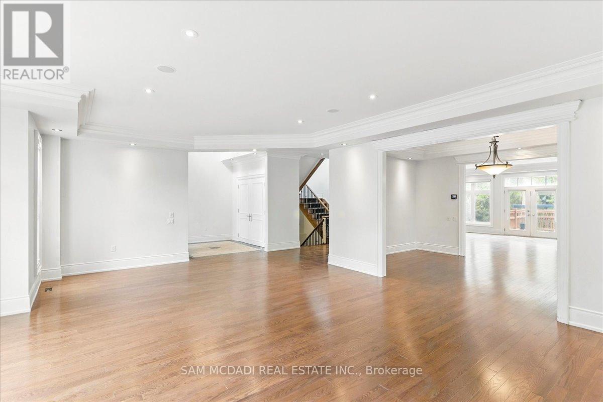 955 Albertson Crescent, Mississauga, Ontario  L5H 3C6 - Photo 4 - W12184092