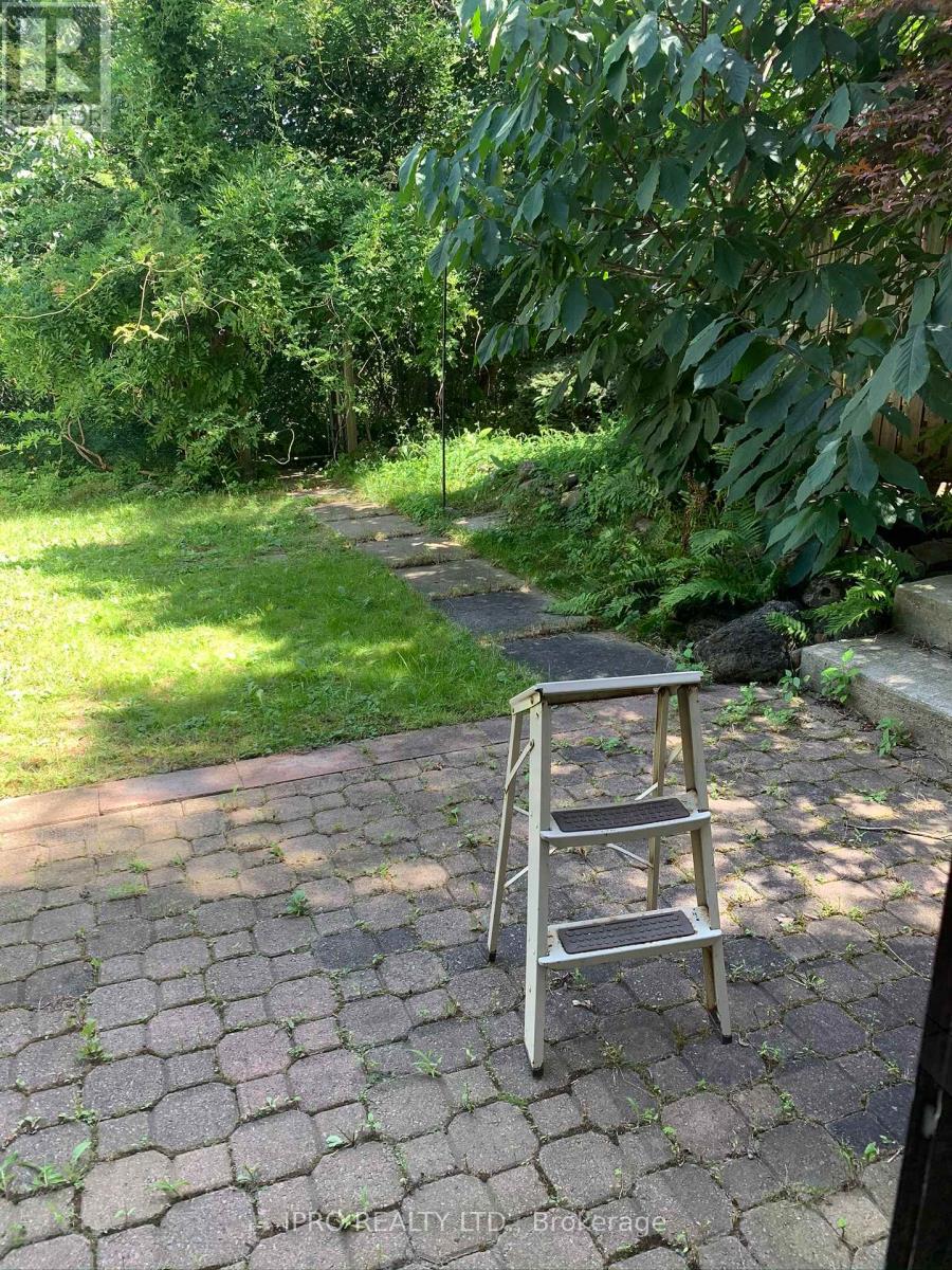 75 Bremen Lane, Mississauga, Ontario  L5M 1G7 - Photo 32 - W12184149