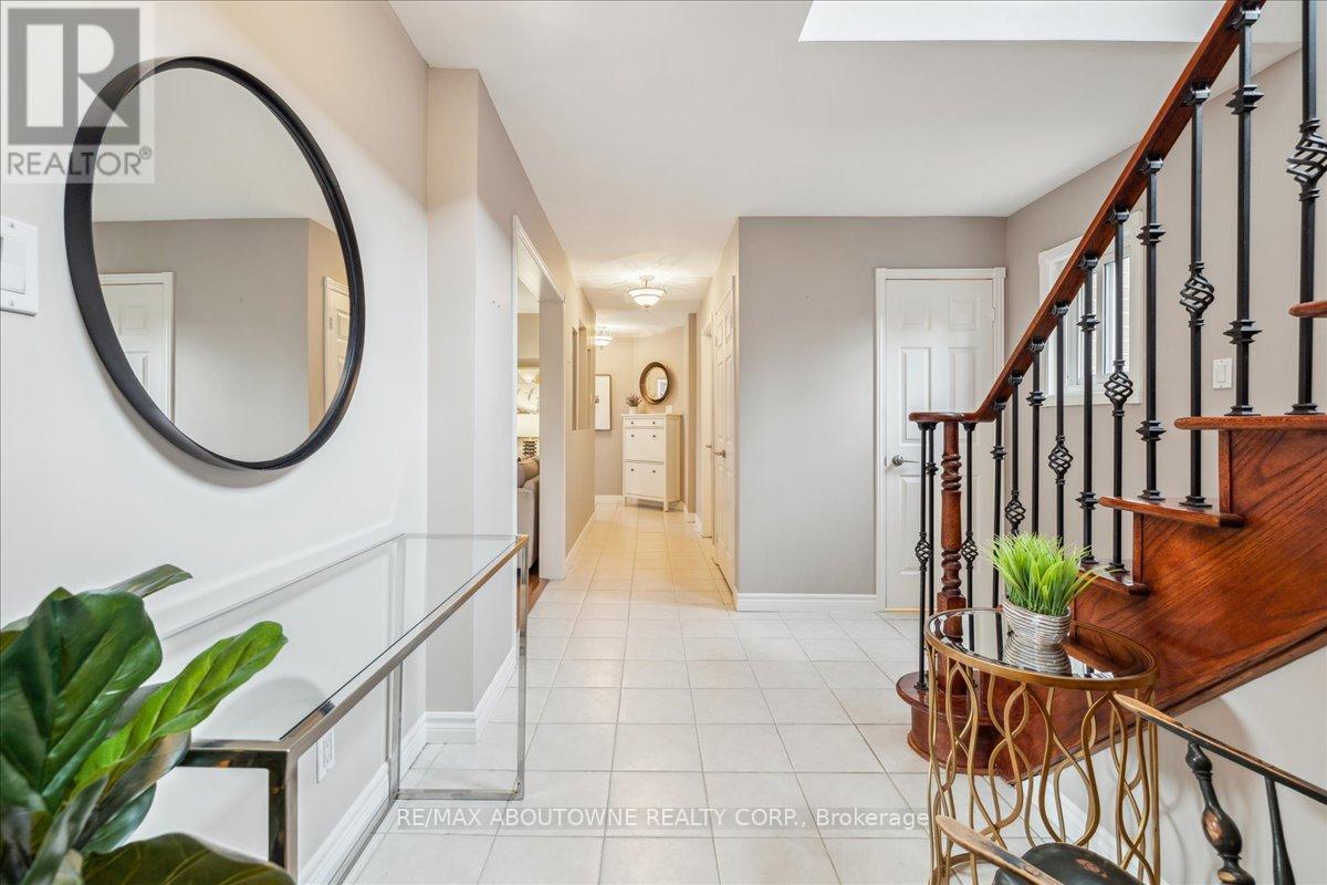 3350 Columbine Crescent, Mississauga, Ontario  L5N 6A8 - Photo 4 - W12184182