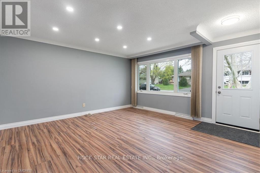Upper - 10 Westdale Drive, St. Catharines, Ontario  L2S 2R8 - Photo 4 - X12184136