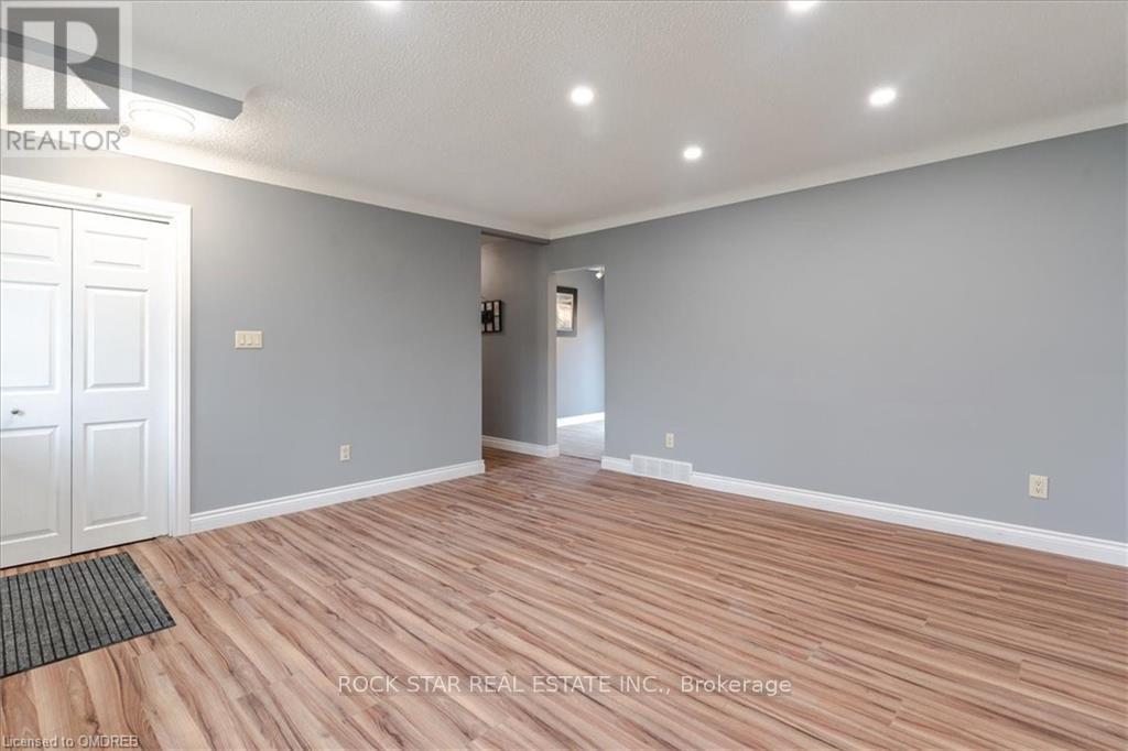Upper - 10 Westdale Drive, St. Catharines, Ontario  L2S 2R8 - Photo 5 - X12184136