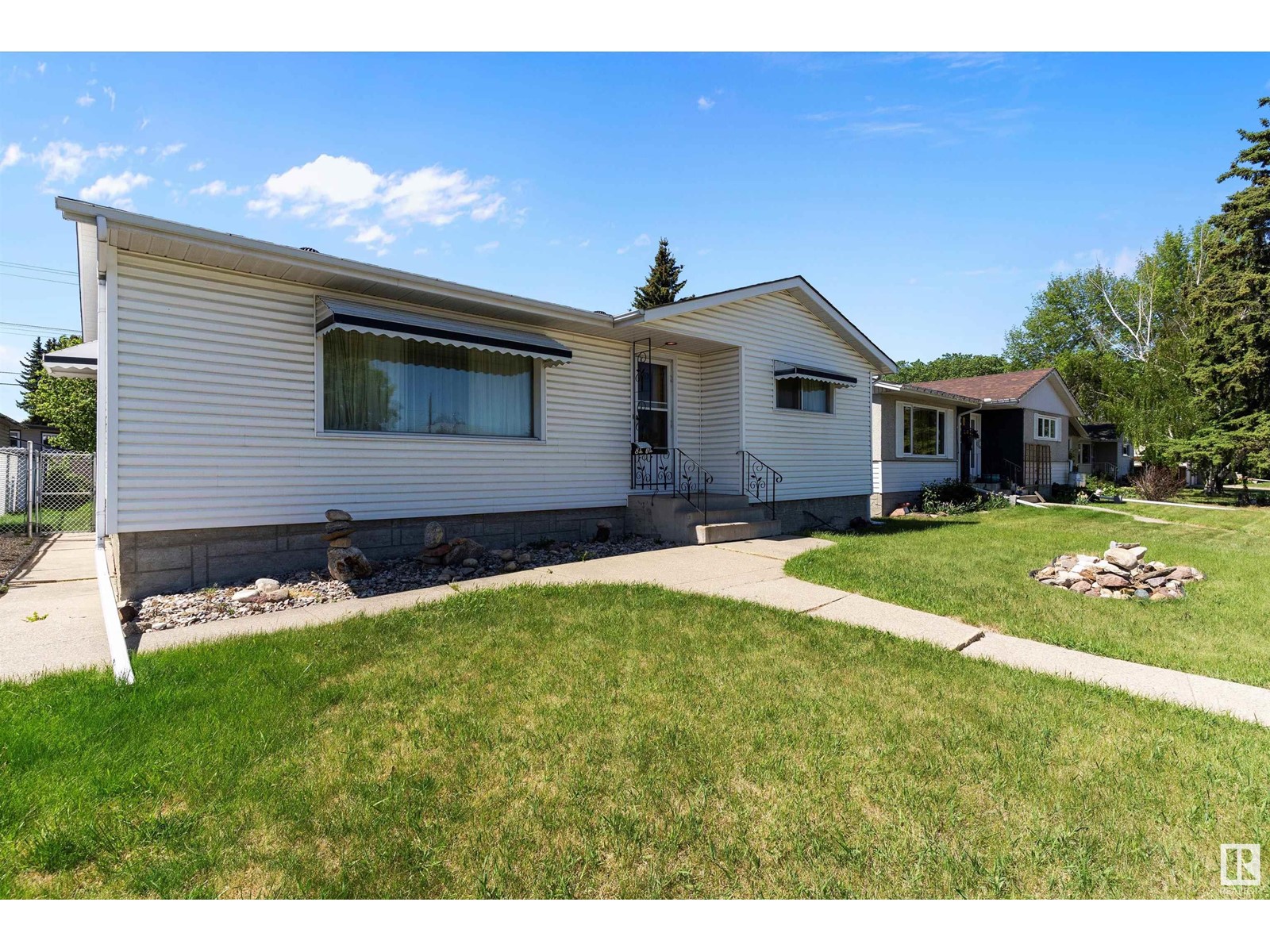 Property at 8404 71 ST NW image 2