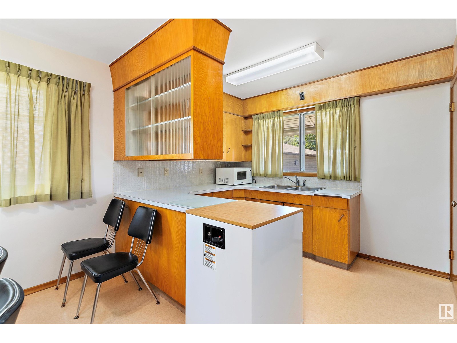 Property at 8404 71 ST NW image 3