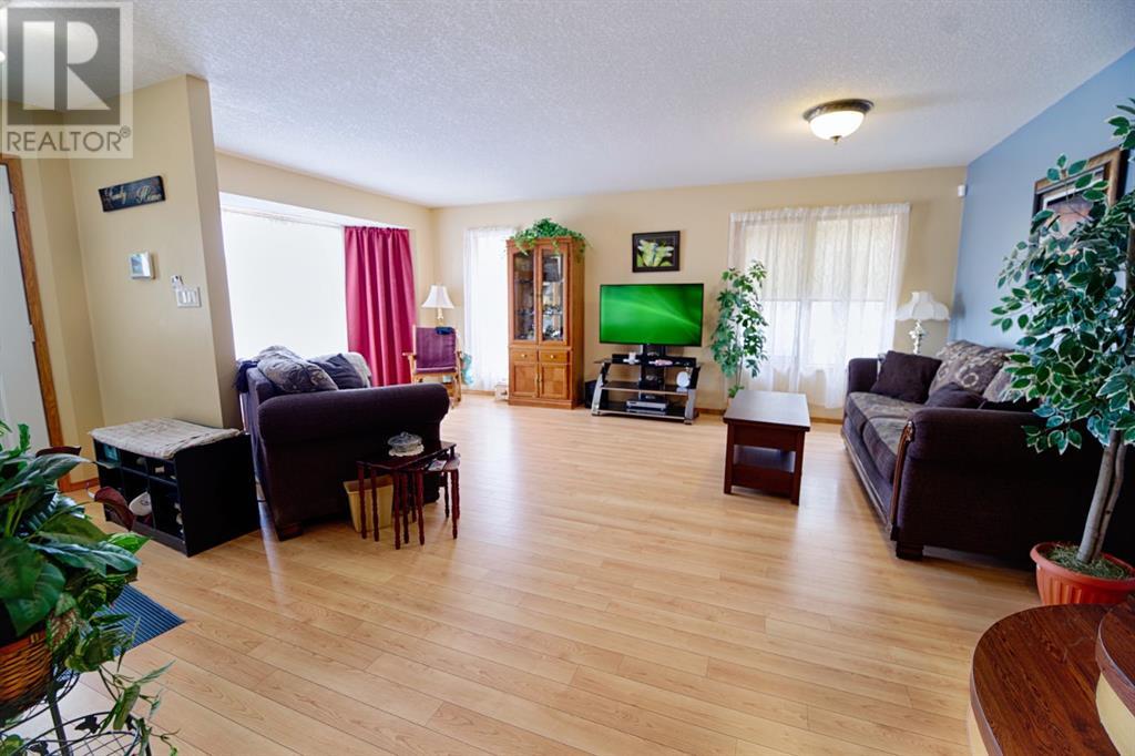 Property at 39 Cougar Road N image 4