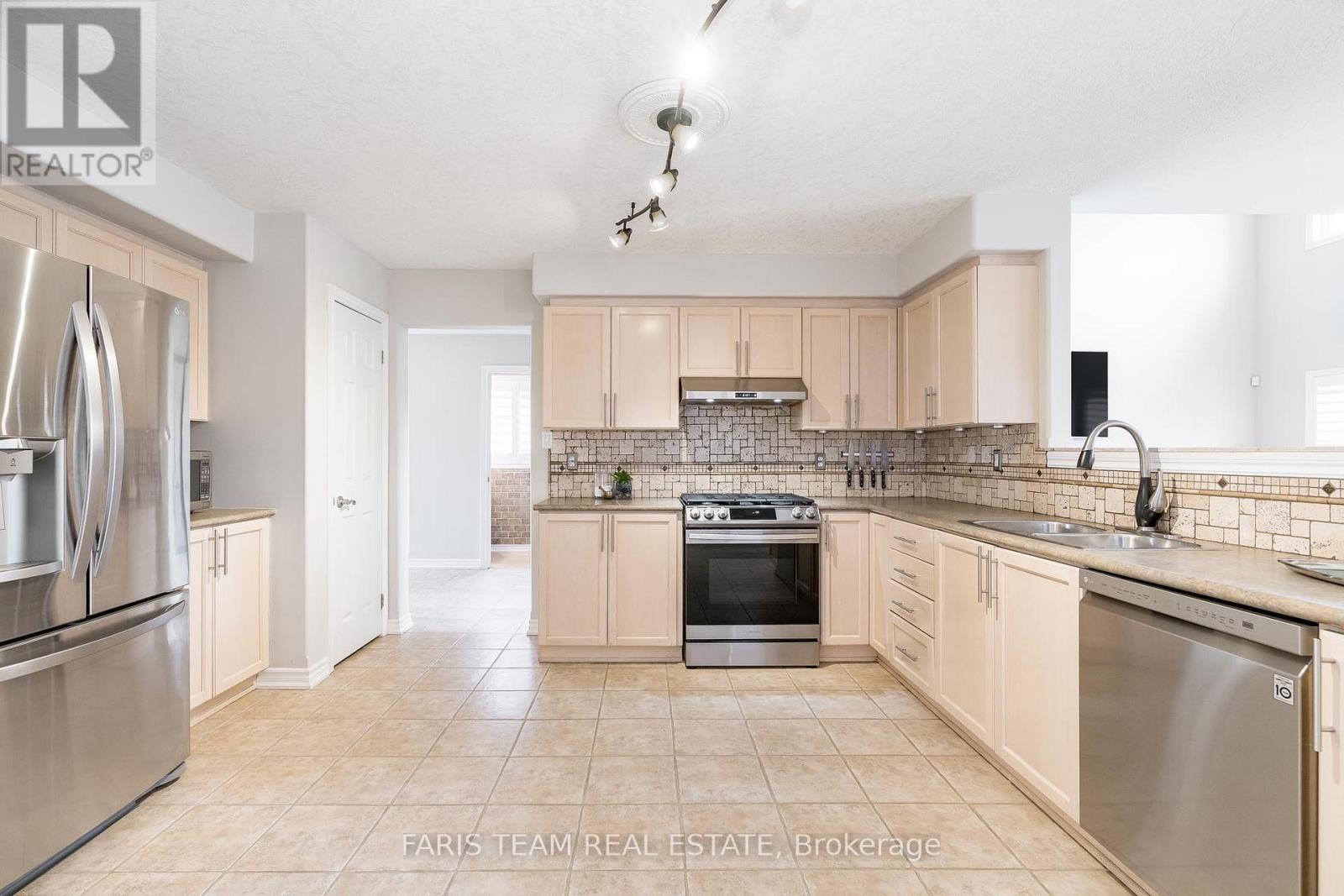 907 Booth Avenue, Innisfil (Alcona), Ontario  L9S 0A6 - Photo 5 - N12184301