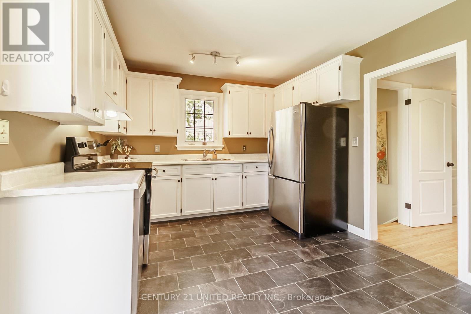 902 Valleyview Drive, Peterborough West, Ontario  K9J 6R1 - Photo 12 - X12143895