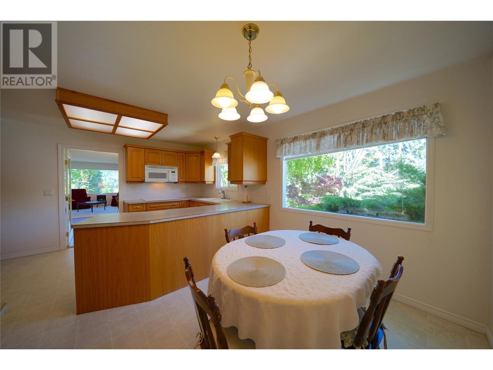 402 Beasley Street, Nelson, British Columbia  V1L 5M7 - Photo 14 - 10349458